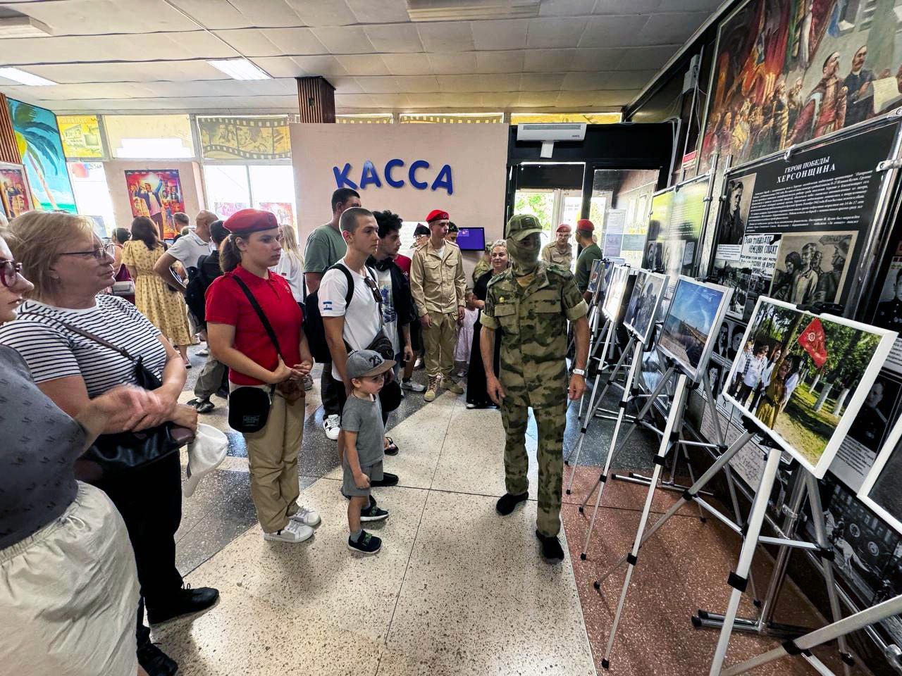 Росгвардейцы организовали фотовыставку в Херсонской области      В Геническе открылась выставка, приуроченная ко Дню фотографа, на которой представлены работы специалистов пресс-службы территориального управления Росгвардии.    Мероприятие состоялось при поддержке министерства культуры и координационного центра противодействия экстремизму и терроризму Херсонской области. Почетным гостем фотовыставки стал заместитель председателя регионального правительства Сергей Черевко.     В объектив камер военных фотографов попали тренировки росгвардейцев и подготовка техники к выполнению задач. Отдельного внимания заслуживают портретные работы, а также художественные снимки.  «Проект помогает нам, гражданам, составить более полное представление о деятельности росгвардейцев. Эти кадры показывают не только официальные моменты, но и обычные человеческие ситуации, ежедневную работу, взаимовыручку правоохранителей»  , – отметил Сергей Черевко.