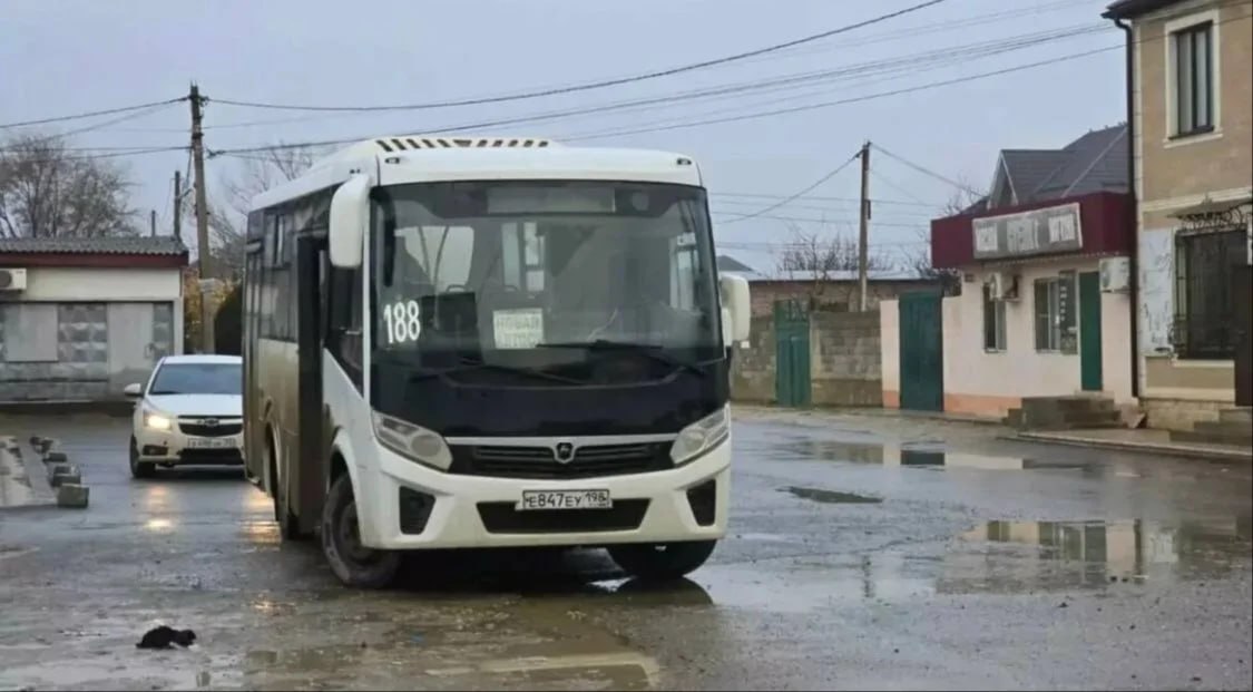 В Дагестане выделили 9 млн рублей на перевод автобусов на природный газ Из республиканского бюджета республики выделено 9 1 млн рублей на перевод общественного транспорта на компримированный природный газ метан Средства направлены компании Астория победившей в специальном отборе предпринимателей для участия в соответствующей программе Программа предусматривает возмещение части затрат на переоборудование техники В рамках соглашения с ООО Сктранс было модернизировано 63 маршрутных автобуса Как отметили в министерстве энергетики республики переход на метан даёт двойной эффект С одной стороны он в 2 3 раза снижает затраты на топливо по сравнению с бензином и дизелем С другой способствует уменьшению вредных выбросов в атмосферу