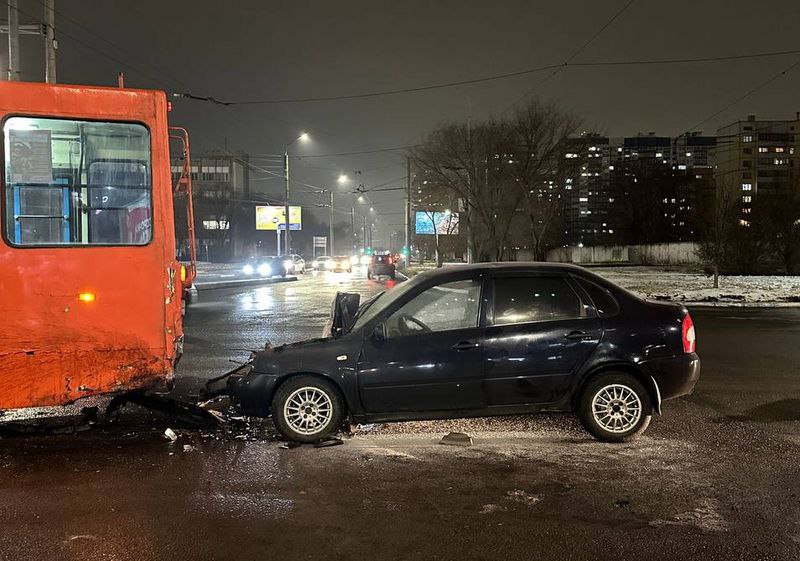 В ДТП с троллейбусом в Оренбурге погиб пассажир машины  9 ноября на пересечении улиц Терешковой и Хабаровской областного центра произошло ДТП. В вечернее время 32-летний водитель автомобиля LADA Kalina допустил столкновение с троллейбусом. В результате пассажир от полученных травм скончался в машине скорой медицинской помощи, водитель автомобиля госпитализирован.