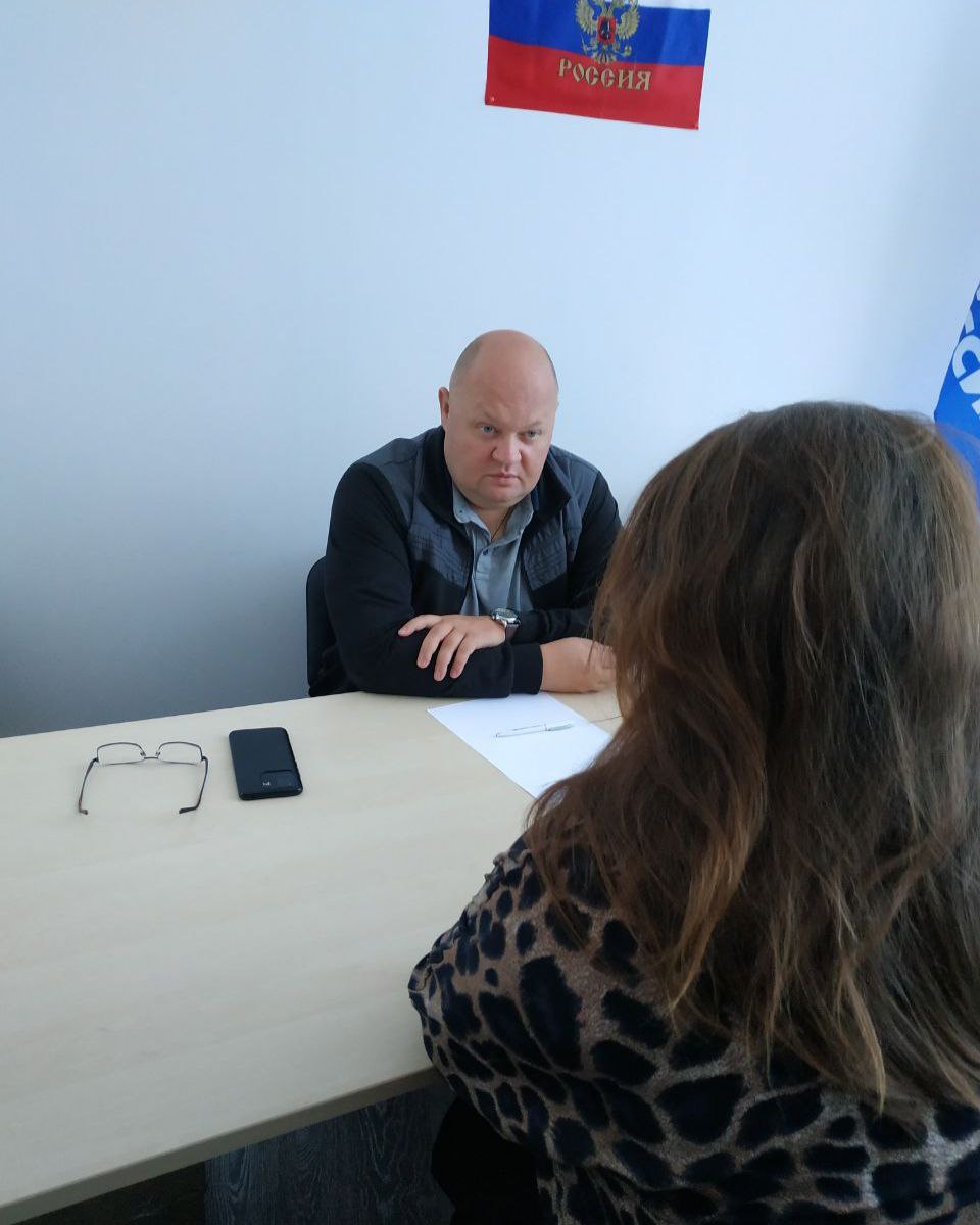 В местной Общественной Приёмной партии Единая Россия руководитель местной фракции единороссов заместитель Председателя Новоазовского муниципального совета Алексей Сухаревский провел прием граждан На приём обратились жители Новоазовского муниципального округа со следующими вопросами об установке светофоров на участке трассы Р 280 Новороссия проходящем через Новоазовск о восстановлении лавочек возле отделения клиентской службы на правах отдела в Новоазовском районе отделения фонда пенсионного и социального страхования РФ по ДНР об индексации пенсии и др Что касается установки светофоров на федеральной трассе то руководство нашего муниципалитета и депутатский корпус не раз обращались к ФКУ Упрдор Тамань с тем что светофоры остро необходимы В этом запросе наш округ поддержал Глава Республики Денис Пушилин Денис Владимирович на очередном еженедельном совещании поручил Министерству транспорта ДНР проработать этот вопрос Алексей Юрьевич постарался ответить по сути разъяснить и оказать содействие в решении озвученных проблем Вопросы требующие дополнительного рассмотрения взяты на личный контроль ЕдинаяРоссия ЕРДНР НовоазовскоеМО