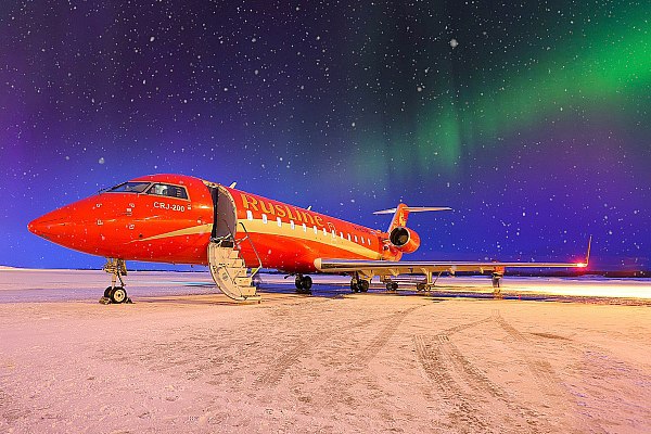 Авиакомпания РусЛайн возобновила рейсы между Котласом и Санкт Петербургом Авиакомпания РусЛайн с 3 февраля 2026 года возобновила рейсы между Котласом и Санкт Петербургом Полеты выполняются дважды в неделю по вторникам и четвергам и продлятся до конца октября Об этом сообщает AVIA RU На маршруте задействованы 50 местные самолеты Bombardier CRJ100 200 Время в пути составляет 1 час 40 минут Первые выполненные в этом году рейсы между Котласом и Санкт Петербургом продемонстрировали устойчивый пассажирский спрос Для Архангельской области данное направление имеет важное значение обеспечивая удобное и быстрое авиасообщение с крупнейшим транспортным узлом Северо Запада страны комментирует Наталия Кошевар заместитель генерального директора по коммерции коммерческий директор авиакомпании РусЛайн aviaru net n292140