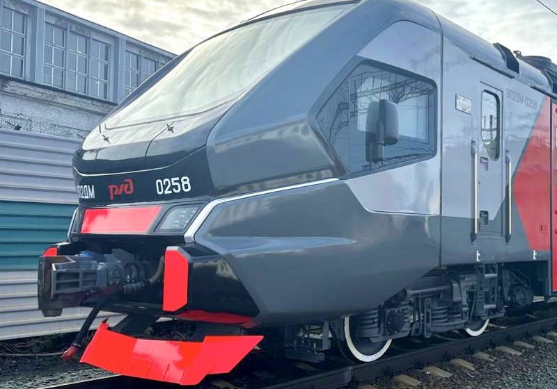 Между Омской областью и Новосибирском запустят электричку Между селом Ивановка на востоке Омской области и Новосибирском начнёт курсировать прямая электричка Она будет следовать без пересадок Протяжённость пути составит 504 километра Новый маршрут станет самым продолжительным среди всех пригородных направлений в Западной Сибири