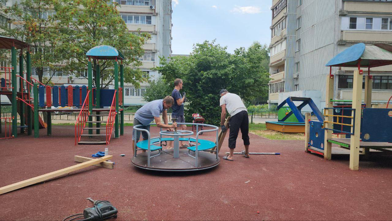 На детской площадке в микрорайоне Букино установили новую карусель и песочницу Сначала строители подготовили место для карусели, потом приступили к установке. После этого занялись деревянной песочницей. Перед этим рабочие сняли и вывезли старое игровое оборудование, чтобы освободить место для новых конструкций. Обновление игровых комплексов проводят по программе благоустройства городских территорий. За два летних месяца специалисты уже заменили оборудование на шести детских площадках в округе. Прислать новость