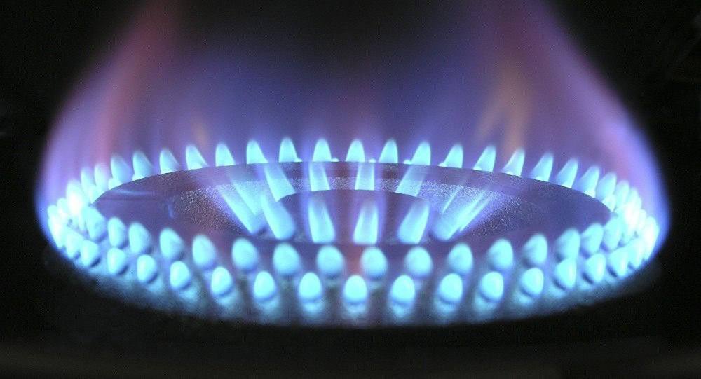 Energocom объявляет среднюю цену закупки природного газа на отопительный сезон 2025 2026 Energocom обеспечил более 90 потребностей Молдовы в природном газе на зиму и оценивает среднюю цену закупки в 38 5 евро МВт ч или 410 евро 1000 м³ включая транспортировку до виртуального торгового пункта Закупки начались в мае и проходили в рамках 54 тендеров в которых участвовали 13 компаний из Швейцарии Австрии Польши Чехии Румынии Болгарии Германии и Нидерландов Было законтрактовано 7 448 218 МВт ч что эквивалентно примерно 700 млн м³ газа в режиме гарантированных поставок Цены в основном были привязаны к котировкам TTF front month TTFFM и BRM что означает точный тариф на каждый месяц будет известен в последний день месяца предшествующего поставке