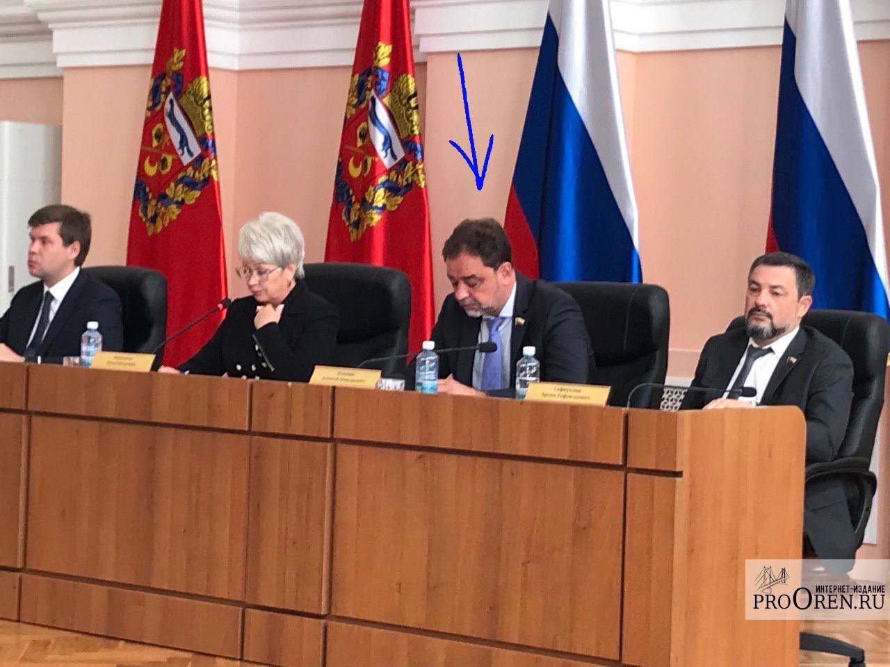 В Оренбурге депутата Горсовета Алексея Кузьмина подозревают в организации убийств Про Криминал Сегодня стало известно о решении Промышленного районного суда Оренбурга об избрании меры пресечения в отношении Алексея Кузьмина Депутат городского Совета от партии Единая Россия оказался под стражей по тяжкой статье Его обвиняют в организации убийств двух и более лиц Суд постановил заключить Кузьмина в СИЗО Депутат пытался оспорить эту меру пресечения в вышестоящей инстанции но не смог Областной суд оставил решение в силе Членство в партии Единая Россия Алексея Кузьмина уже приостановлено Сайт Telegram VK Max 16 oren4oren