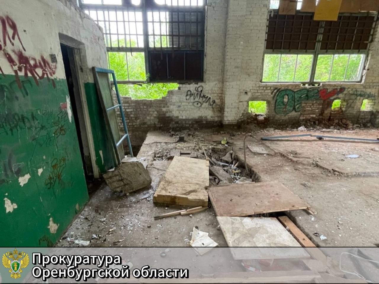 Прокуратура обязала собственника снести аварийное здание котельной в Оренбурге #Про_Общество Прокуратура Центрального района Оренбурга провела проверку исполнения требований законодательства в сфере ЖКХ. И нашла нарушения — на ул. Пролетарской находится аварийная котельная. Уже не работающий объект принадлежит ресурсоснабжающей компании. Проверяющие выяснили, что организация не ограничила доступ на территорию строения: ограждение по периметру отсутствует, оконные проемы разрушены, двери отсутствуют. Как сообщили в прокуратуре, организация еще в сентябре прошлого года должна была приступить к сносу здания, однако к работам так и не приступили. Прокурор района внес представление руководителю филиала компании. Районной прокуратурой организован контроль за ликвидацией аварийного строения.