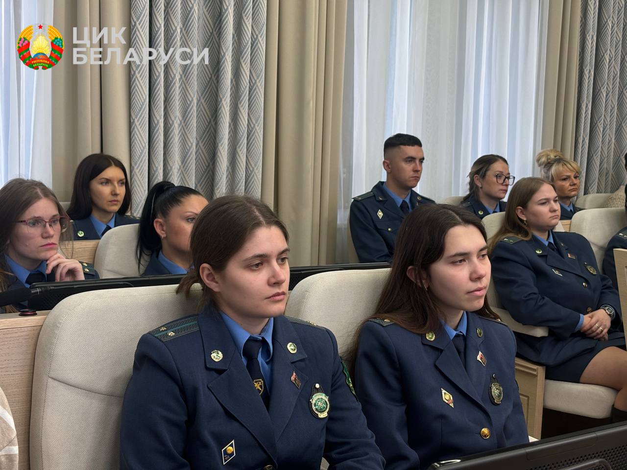 Представители Минской региональной таможни посетили ЦИК Беларуси.   Таможенникам рассказали об основных этапах становления и развития избирательной системы в нашей стране, показали архивные исторические фото и современные тематические образовательные издания.   Председатель ЦИК Беларуси рассказал избирателям об этапах проведения выборов Президента Республики Беларусь, назначенных на 26 января 2025 года. Он обозначил, что каждый гражданин и патриот своей страны должен принимать активное участие в избирательном процессе.   Игорь Карпенко анонсировал:   С 30 декабря на главной странице официального сайта ЦИК Беларуси начнет свою работу сервис поиска участков для голосования. Благодаря сервису каждый избиратель, указав адрес своей регистрации, получит информацию о местонахождении участка для голосования, контактные данные и время работы участковой комиссии.