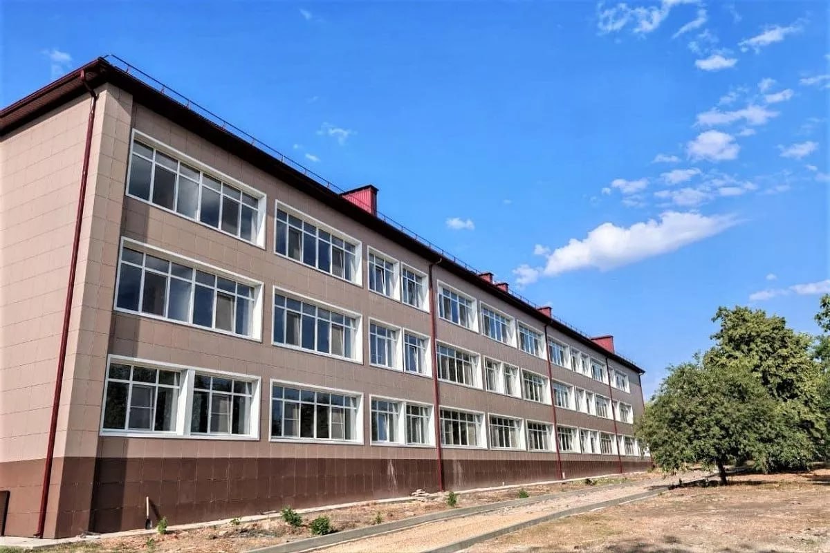 К 2027 году в Краснодарском крае по нацпроекту капитально отремонтируют 18 зданий школ.  В 2025 году в 11 зданиях школ уже завершат комплексный капитальный ремонт. Сейчас работы идут в Анапе, Армавире, Сочи, Выселковском, Каневском, Кореновском, Успенском районах и Ленинградском муниципальном округе.  В 2026 году обновят еще три школы – одну в Выселковском и две в Каневском районе. А к 2027 году капремонт завершат в четырех оставшихся – в Выселковском, Красноармейском, Щербиновском районах, Туапсинском муниципальном округе.