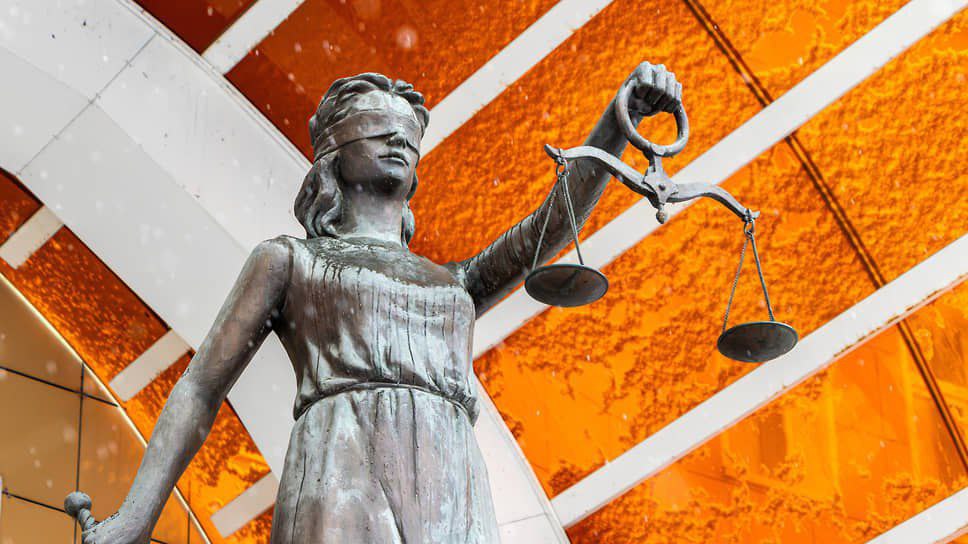 В Казани экс сотрудник Минземимущества Татарстана получил 2 5 года условно Суд Казани назначил 2 5 года лишения свободы условно с аналогичным испытательным сроком бывшему начальнику отдела аренды и реализации госимущества управления имуществом Министерства земельных и имущественных отношений Татарстана Ильшату Аминову Установлено что в 2021 2023 годах он содействовал коммерческим организациям при заключении договоров аренды купли продажи и залога государственного имущества Также несмотря на запрет для госслужащих участвовать в управлении коммерческими организациями Ильшат Аминов фактически руководил деятельностью ООО Аркад оформленного на его мать и предоставлял компании преимущества Фото Коммерсантъ Егор Снетков kommersantkazan