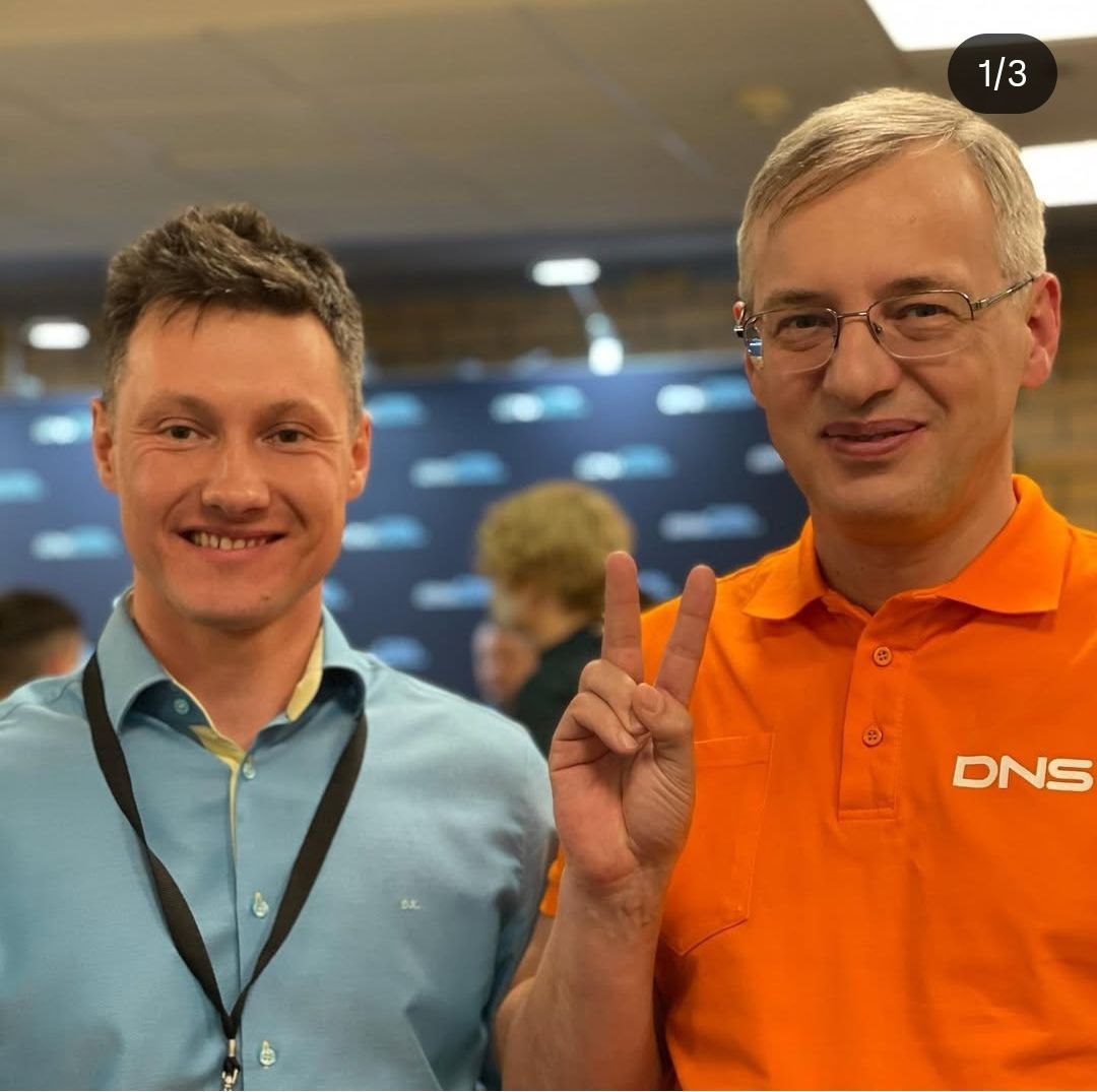 Дмитрий Алексеев DNS  справа на фото   продолжает бороться с конкурентами-маркетплейсами  Основатель сети DNS Дмитрий Алексеев выступил с жёсткой критикой маркетплейсов, обвинив Ozon и Wildberries в создании «серой» экономики и нанесении многомиллиардного ущерба государству.   Думаю, все же ему интереснее то, что товары на мп дешевле товаров в DNS, что ему не выгодно    По его словам, крупнейшие площадки массово уходят от НДС, используют схемы с дроблением бизнеса, маркировками и самозанятыми, а также злоупотребляют льготными налоговыми режимами.  Чтобы доказать свои слова, DNS разместил товары на Ozon — и выяснилось, что при честной продаже по всем правилам, себестоимость оказалась в два раза выше, чем у конкурентов. Алексеев заявил, что это прямой результат контрабанды и махинаций, которые позволяют маркетплейсам демпинговать и вытеснять традиционных ритейлеров.  Вы кого поддерживаете? Жмите лайки:  Алексеева и работу по закону -    Маркетплейсы, низкие цены и серых торговцев -