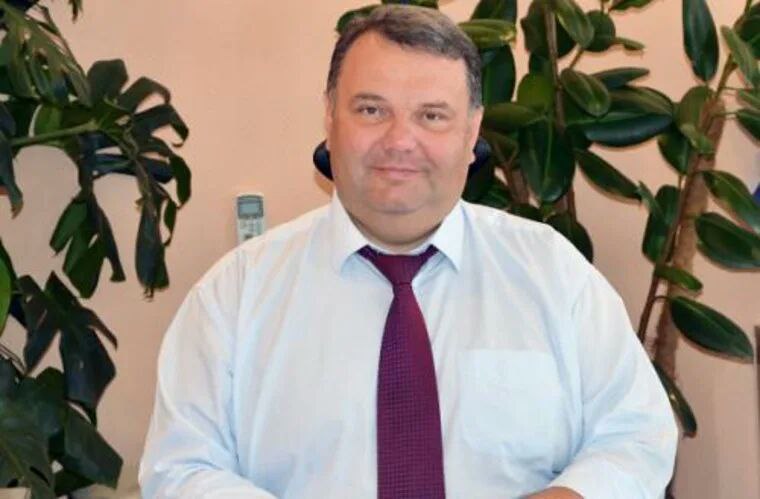 Суд приговорил экс-главу фонда жилстроя ЯНАО Калашникова к 12 годам заключения. Ему не удалось затянуть процесс до истечения сроков давности преступления, из суда Салехарда его отправили в колонию строгого режима на 12 лет. Также Калашникова приговорили к штрафу в 350 млн рублей. Чиновника-коррупционнера признали виновным в мошенничестве и даче взятки в особо крупном размере. С 2014 года при содействии подельников Мышьякова и Емельянова выступали посредниками в схеме , он похитил 105 млн рублей из бюджета округа. Это уже второе уголовное дело, за которое отсидит Калашников. Ранее он был осужден за хищение 60 млн рублей из бюджета, но менее года назад вышел на свободу. Главный политический канал Урала