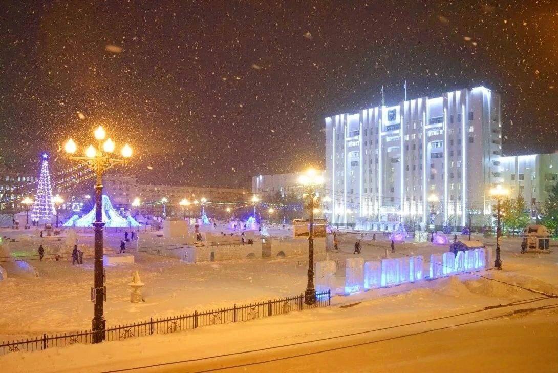 Синоптики рассказали о погоде в новогоднюю ночь в Хабаровске   Галина Брынцева, начальник отдела долгосрочных прогнозов хабаровского Гидрометцентра, поделилась информацией о погодных условиях в Хабаровске в новогоднюю ночь.  Согласно ее данным, 31 декабря ожидается выпадение небольшого снега. Вечером температура воздуха опустится до -22 градусов, а в ночное время мороз усилится до -27 градусов.  Кстати, Хабаровск