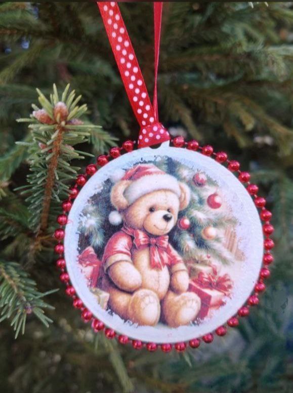 Жителей округа научат искусству создания уникальных новогодних украшений Мастер класс по изготовлению деревянной елочной игрушки в технике декупажа состоится 27 декабря в торгово развлекательном центре Красный кит Мероприятие организованное волонтерским проектом Доброе дело позволит участникам независимо от возраста освоить искусство создания уникальных новогодних украшений Игрушки будут украшены аппликациями и декоративными элементами Готовое изделие станет отличным дополнением к домашней новогодней елке или замечательным подарком для близких Мастер класс начнется в 13 00