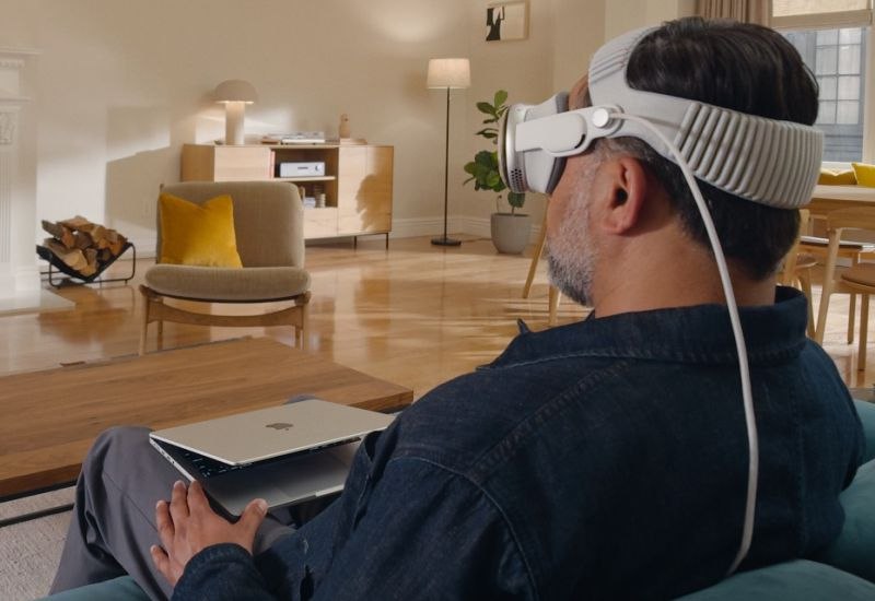 Новые горизонты Apple Vision Pro теперь собирается во Вьетнаме В условиях продолжающегося торгового противостояния США и Китая Apple переносит сборку своих устройств за пределы Китая На этот раз под смену попала гарнитура дополненной реальности Vision Pro которая теперь собирается во Вьетнаме с новейшим процессором M5 Как сообщают представители Bloomberg это лишь часть широкой тенденции переноса производства в другие страны включая Индию и Малайзию в ответ на угрозы повышенных таможенных пошлин на продукцию из Китая В текущем году Apple также перенесла значительную часть сборки iPhone в Индию и начала налаживать производство других устройств во Вьетнаме например умных дисплеев и камер Источник изображения Apple Unlim AI