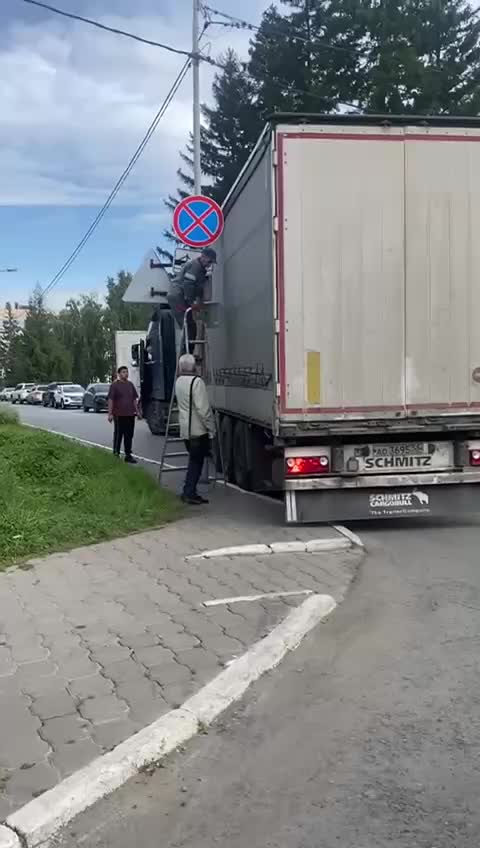 В Омске водитель фуры повредил дорожные знаки, мэр сообщил о расследовании