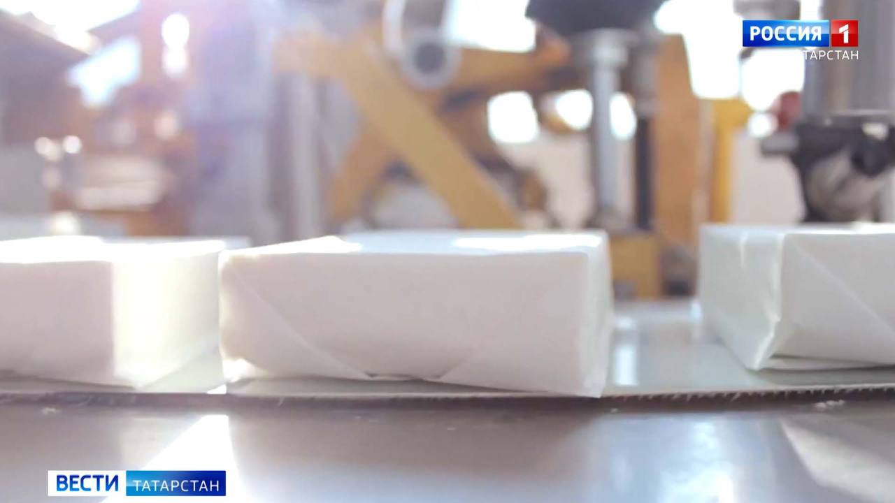 Цены на продукты в Татарстане за год выросли на 12 6 В Татарстане в июле 2025 года зафиксирован рост цен на продукты питания на 12 6 по сравнению с июлем прошлого года Лидером подорожания стало сливочное масло его стоимость увеличилась на 35 8 а среди овощей и фруктов рекорд установил лук подорожавший на 38 4 По данным Татарстанстата значительное увеличение цен отмечено также на сыр на 20 8 молоко и молочные продукты на 24 9 подсолнечное масло на 13 4 и рыбопродукты на 24 6 Кондитерские изделия подорожали на 13 хлеб и колбасные изделия на 9 а мясо и птица на 12 6 Некоторые продукты наоборот подешевели Куриные яйца стали дешевле на 37 1 крупы на 6 2 сахар на 6 6 а сахар на 6 6 Цены на плодоовощную продукцию в целом выросли на 7 6 Помимо лука подорожали свекла на 15 6 картофель на 21 3 яблоки на 7 8 морковь на 9 7 и другие фрукты на 7 1 При этом капуста подешевела на 5 2 Подписаться Сообщить новость