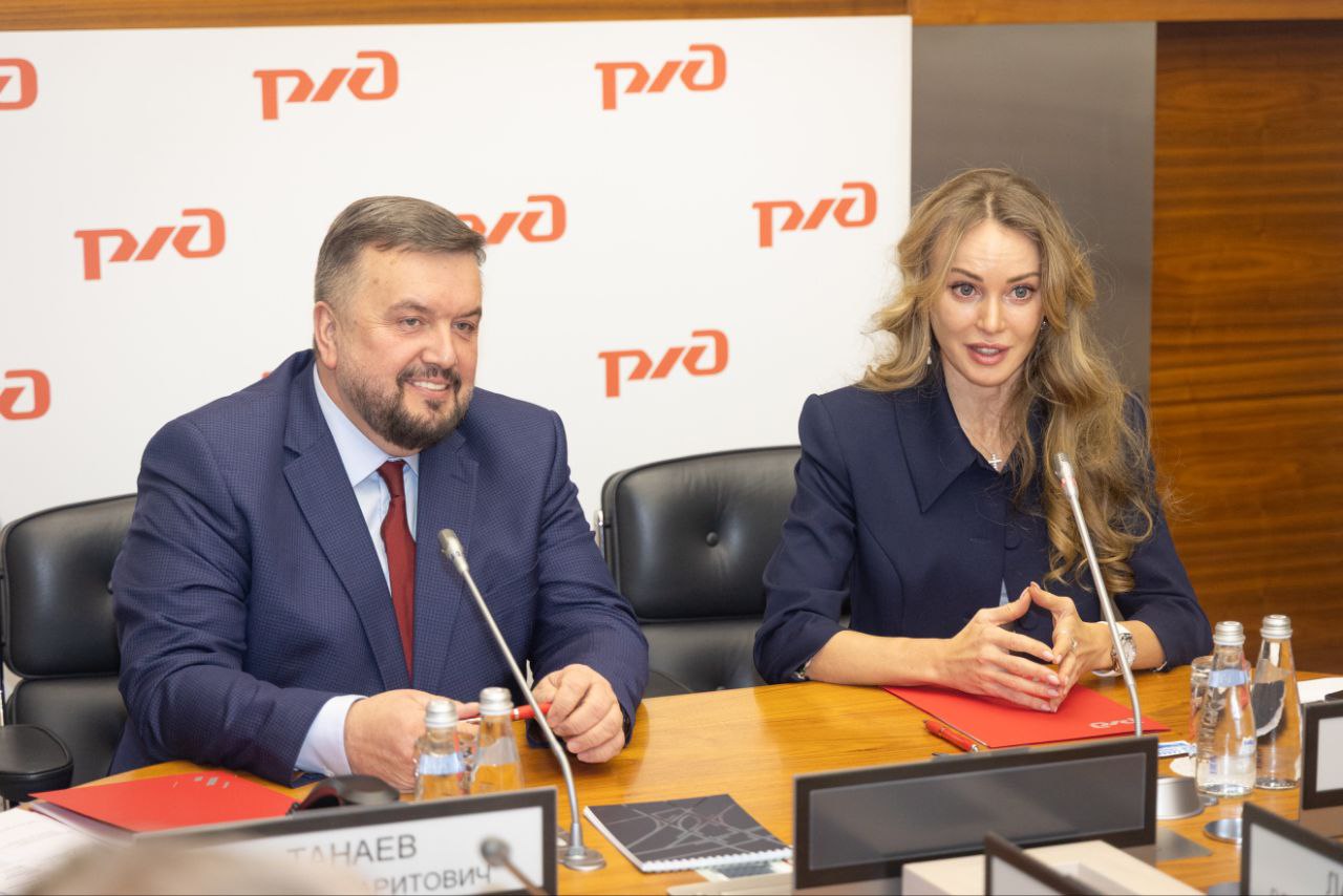 Утвердили план сотрудничества с Иннопрактикой на 2026 2027 годы Документ подписали замглавы РЖД главный инженер Валерий Танаев и первый заместитель гендиректора компании Иннопрактика Наталья Попова План предусматривает реализацию программ по развитию инженерной деятельности разработку аналитических и консалтинговых проектов сотрудничество в области интеллектуальной собственности и квантовых коммуникаций Подписаться на Телеграмму РЖД Голосовать за канал Подписаться на РЖД в MAX Каналы железных дорог