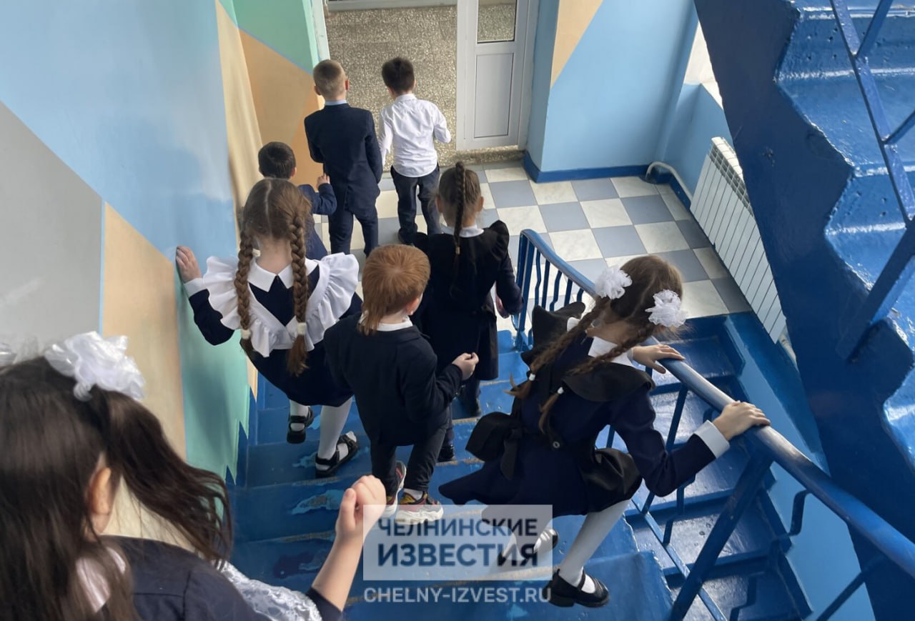 В Татарстане за вымогательство осудят двух учеников казанской школы Двое 16 летних подростков из казанской школы предстанут перед судом за вымогательство денег у младшеклассников По данным следствия с февраля по апрель 2025 года они вместе с другим несовершеннолетним который не достиг возраста уголовной ответственности регулярно отбирали деньги у школьников Они придумывали разные предлоги и применяли физическую силу В общей сложности злоумышленники успели получить с детей 16 тысяч рублей Преступление раскрыли после того как один из родителей обратился в полицию