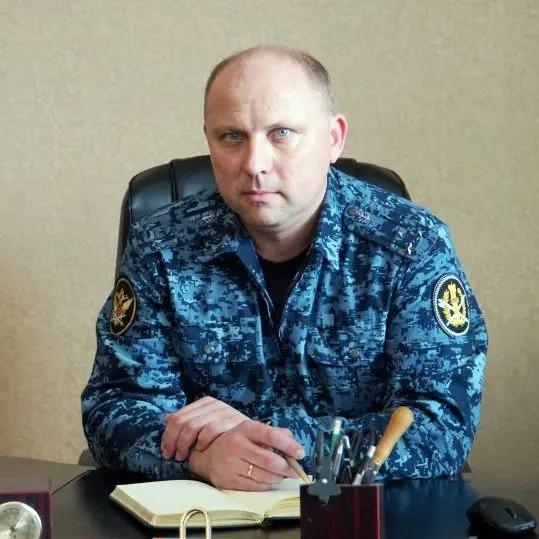 Пополнение в Чёрном блокноте. Алексей Вализер — мент, ответственный за пытки, которым подвергается Алексей Горинов.   У Горинова были проблемы со здоровьем ещё до сфабрикованного приговора. В тюрьме его состояние ухудшилось. Известно, что его содержали в холодной камере без матраса, одеяла и горячей воды. Горинова регулярно помещают в ШИЗО, лишают права на переписку и встреч с родными.   Каждый, кто совершает эти преступления, обязательно понесёт наказание.  Команда Навального   Поддержать