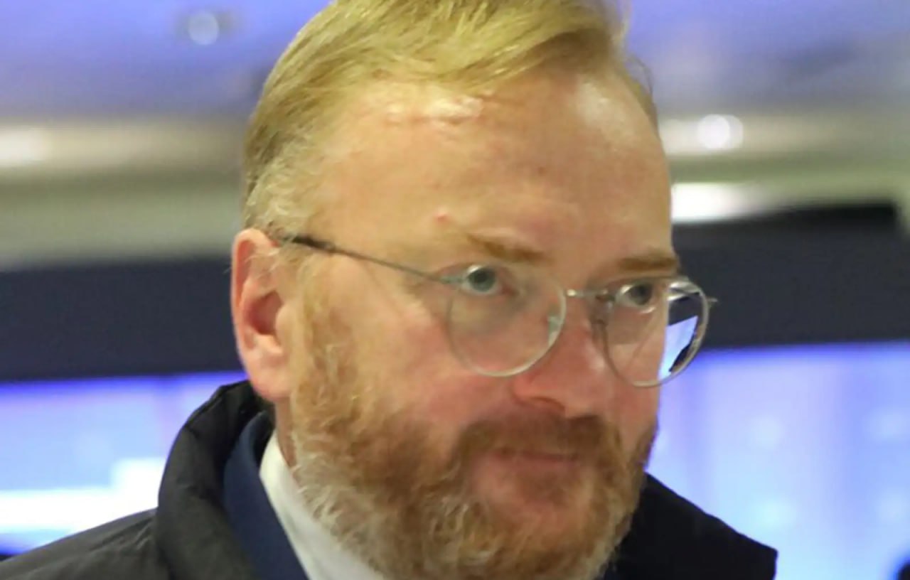 Депутат Государственной Думы РФ Виталий Милонов выступил с призывом запретить распродажи по чёрным пятницам и даже не использовать сами эти слова как разрушающие традиционные ценности и приводящие к психологическим зависимостям Но так ли страшна чёрная пятница как кажется парламентарию В вопросе вместе с Ридусом разбирался психолог и коуч Александр Кичаев Чёрная пятница нужна обычному человеку как способ разрядки и ощущение того что в его жизни происходит какое то событие Это даже терапевтично предоставить людям такую возможность высказался Кичаев в беседе с Ридусом www ridus ru n 740533 ridusnews