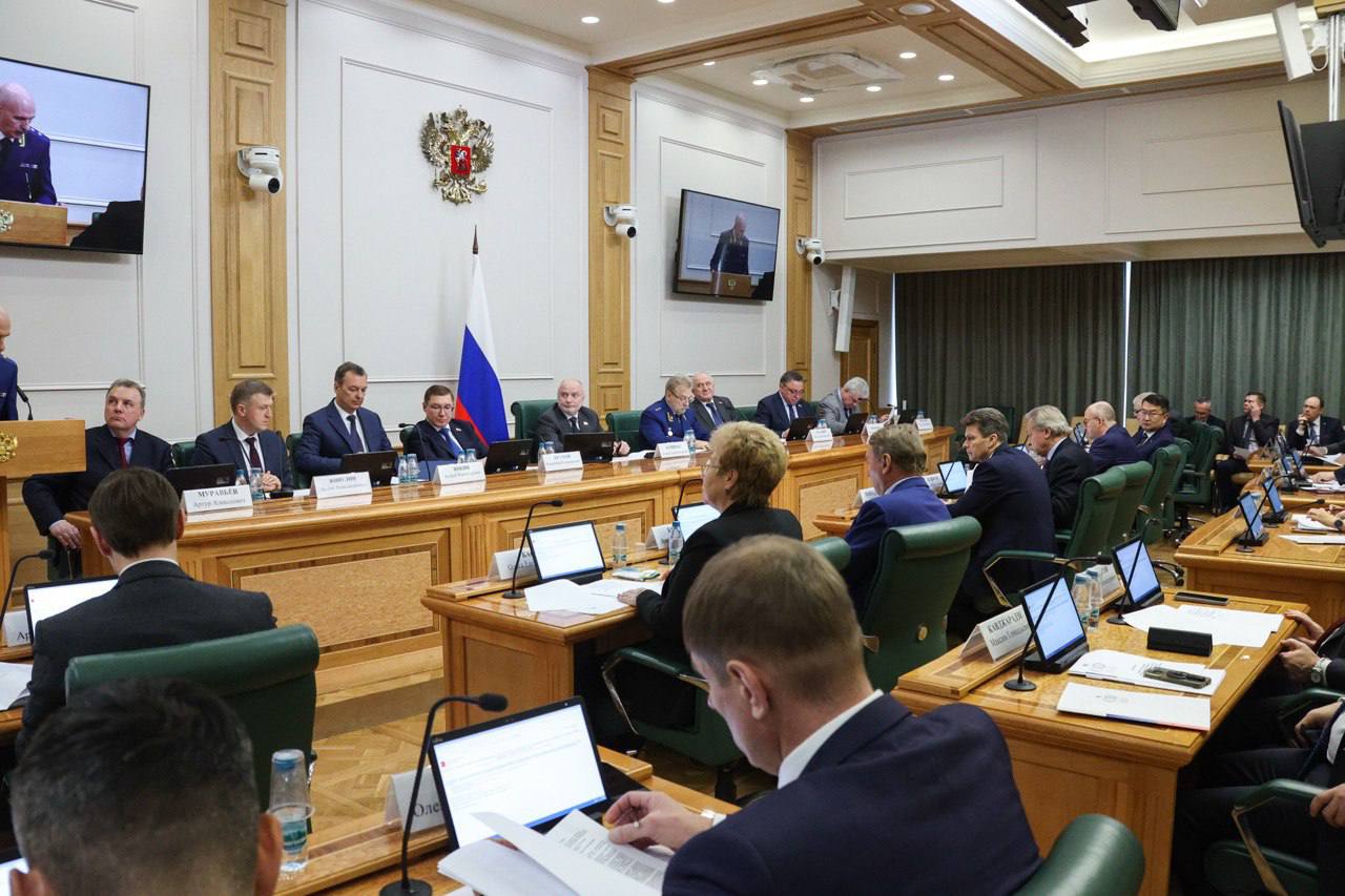 Сегодня на совместном заседании Комитетов Совета Федерации состоялись консультации по представленным Главой государства кандидатурам на должности заместителей Генерального прокурора РФ Сергея Бажутова и Сергея Табельского В ходе консультаций обратил внимание на взаимодействие прокуратуры и контролирующих органов по согласованию проверок по индикаторам риска в том числе как в Южном так и в Северо Кавказском федеральных округах Дополнительно рассмотрим эту тему на предстоящем выездном заседании Комиссии Совета Федерации по мониторингу законодательства в сфере государственного контроля надзора и муниципального контроля в одном из регионов ЮФО в феврале текущего года Также в повестке предстоящего завтрашнего пленарного заседания закон продлевающий до 1 января 2028 года особый порядок отнесения объектов культурного наследия Донбасса и Новороссии к категориям федерального регионального или местного муниципального значения Рассмотрим реализацию этого федерального закона на заседании нашего Совета по интеграции закон предоставляющий право региональным властям устанавливать категории граждан для которых перераспределение земельных участков будет бесплатным