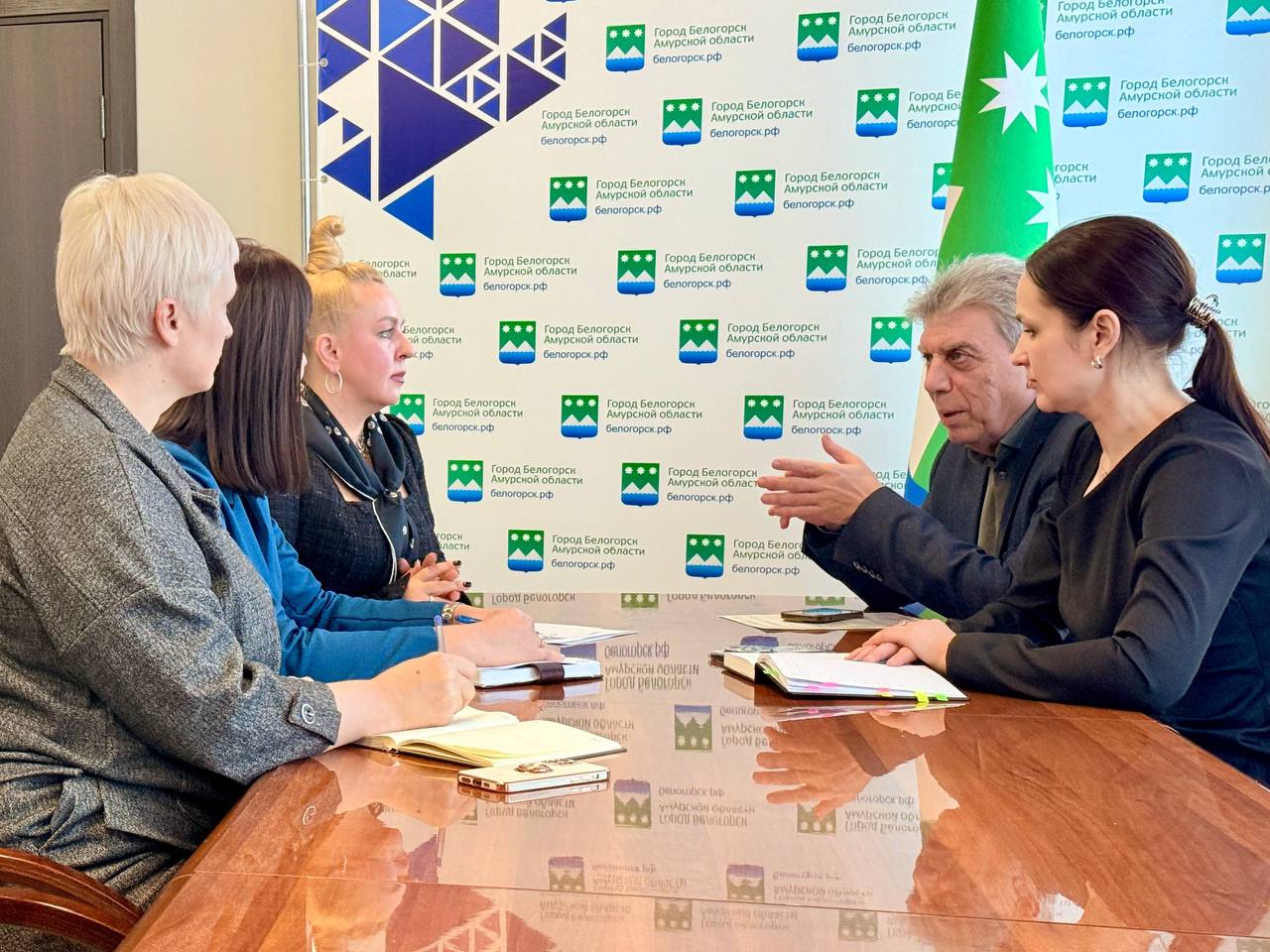 Директор КРДВ Амурская дочернее общество Корпорации развития Дальнего Востока и Арктики Ирина Волкова и председатель Ассоциации Совет муниципальных образований Амурской области глава Белогорска Станислав Мелюков обсудили реализацию проектов резидентов территории опережающего развития ТОР Амурская в городе Белогорске развитие и инфраструктурное обеспечение инвестплощадок а также привлечение новых инвесторов ТОР Амурская функционирует на территории города Белогорска с 2015 года создавая комфортные условия для ведения бизнеса с поддержкой государства Среди основных преимуществ привлекающих инвесторов налоговые льготы и административные преференции комплексное сопровождение со стороны КРДВ расположение в относительной близости от областного центра города Благовещенска и государственной границы с КНР транспортная доступность развитая железнодорожная инфраструктура и доступ к федеральной автомобильной дороге наличие свободных земельных участков в границах ТОР возможность технологического присоединения к сетям электроснабжения Среди резидентов на площадке города Белогорска хотелось бы отменить две компании которые реализуют масштабные инвестиционные проекты по проработке сельскохозяйственной продукции подчеркнула в ходе рабочей встречи директор КРДВ Амурская Ирина Волкова МЭЗ Амурский входит в группу компаний Амурагроцентр реализовал два инвестиционных проекта построил завод по глубокой переработке сои мощностью 425 тыс тонн в год и цех модульного типа по производству кормов мощностью 96 тыс тонн в год В рамках реализации проекта создано 806 рабочих мест компания принимает активное участие в реализации социальных проектов в сферах образования и спорта на территории Амурской области Компания Дальагротерминал входит в группу компаний Содружество ведет строительство крупнейшего на Дальнем Востоке маслоэкстракционного завода с сопутствующей инфраструктурой Мощность завода будет составлять 1 млн тонн переработки сои в год Проект находится в активной стадии строительства и к моменту ввода создаст на территории Белогорска более 600 рабочих мест Ирина Волкова и Станислав Мелюков отметили что особо приоритетным направлением для реализации проектов на ТОР в Белогорске в настоящее время является развитие сферы гостиничного бизнеса и туризма Администрация города и КРДВ Амурская готовы оказать содействие новым инвесторам в подборе необходимых земельных участков для реализации таких проектов Нам нужно выходить на новый уровень отметил Станислав Мелюков Строительство завода Дальагротерминал кроме того что сделает Белогорск одним из крупнейших на Дальнем Востоке центром сельхозпереработки дает импульс развитию таких отраслей как жилищное строительство туризм развитие потребительского рынка Эти направления можно и нужно развивать в рамках ТОР Всё необходимое для этого в Белогорске есть Глава города поблагодарил руководство КРДВ Амурская за тесное сотрудничество которое направлено на развитие города в целом На ТОР Амурская в городе Белогорске по соглашениям с КРДВ проекты реализуют 8 компаний в отраслях сельского хозяйства и пищевой промышленности ЖКХ и ТКО а также в лесной и целлюлозно бумажной отрасли сфере авиационной машиностроительной и судостроительной промышленности Пять проектов введены в эксплуатацию Общий объем инвестиций резидентов составляет 30 млрд рублей создается свыше 1 500 новых рабочих мест Следите за новостями на Белогорск РФ ВK ОК MAX канал поддержать канал