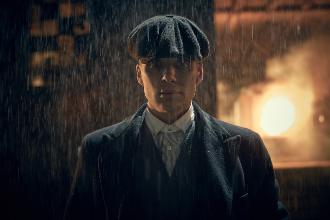 Острые козырьки получат спин офф Сериал будет состоять из двух сезонов по шесть серий Исполнительным продюсером станет Киллиан Мерфи Действие в шоу развернется в Бирмингеме 1953 года Город сильно пострадавший от бомбежек во Второй мировой войне теперь отстраивается заново В нем развернется борьба за контроль над масштабными проектами по реконструкции в центре которой окажется семья Шелби Больше новостей в Daily News