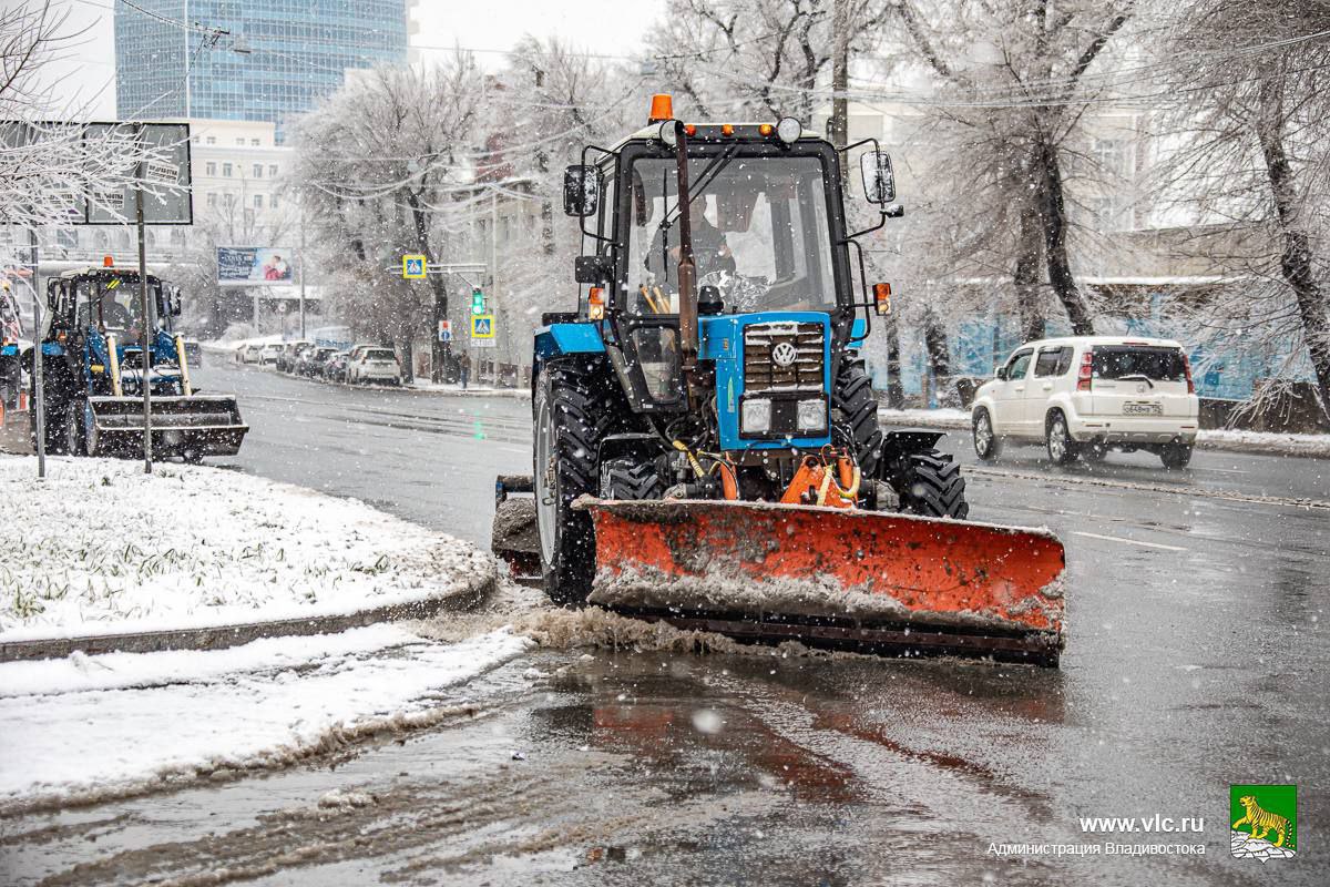 Ночью во Владивостоке возможен небольшой снег Временами как прогнозируют синоптики будет сильный ветер порывы которого могут достигать 22 м с Дорожная служба Владивостока Содержание городских территорий мониторит ситуацию и при необходимости выведет снегоуборочную технику и машины с реагентами Внимание На дорогах краевого центра возможны гололедные явления Жителей и гостей города просят быть особенно внимательными и осторожными Автомобилистам важно помнить о зимнем стиле вождения и правилах поездки в непогоду соблюдайте скоростной режим держите достаточную дистанцию и не совершайте резких манёвров Подписывайтесь на МАХ ДорогиВладивостока Непогода