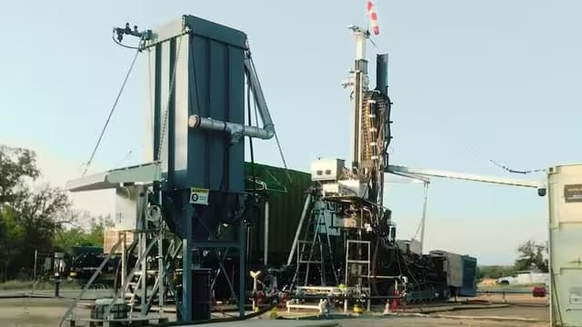 Стартап впервые пробурил скважину на 118 метров методом испарения горных пород Американская компания Quaise Energy приблизилась к эффективному использованию тепла недр Земли практически неисчерпаемого источника энергии Стартап впервые показал в действии свою систему бесконтактного бурения скважин миллиметровыми волнами Испытание проведенное в гранитном карьере в Марбл Фолс штат Техас продемонстрировало способность компании испарять горную породу с помощью высокочастотных электромагнитных волн проходя в розовом граните 5 метров в час Это в 50 раз быстрее чем существующие традиционные технологии бурения В октябре компания намерена пробурить свою первую скважину глубиной 1 км   hightech plus 2025 09 22 startap vpervie proburil skvazhinu na 118 metrov metodom ispareniya gornih porod