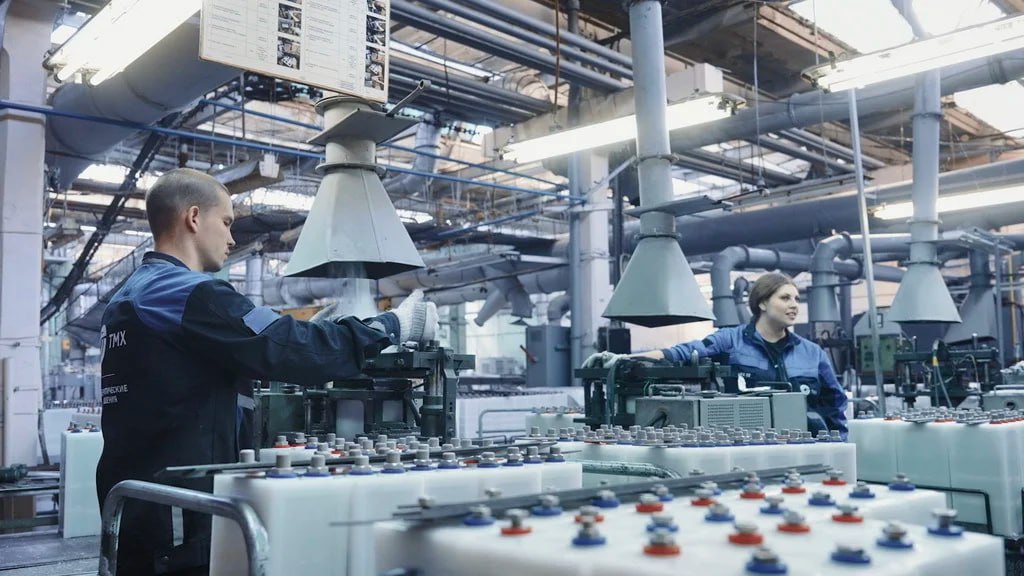 В ЗАКБ инвестируют 550 млн рублей В Саратовский завод аккумуляторных батарей ЗАКБ входит в ТМХ Энергетические решения в 2026 2028 годах будет вложено более 550 млн рублей Об этом сообщила пресс служба правительства Саратовской области по итогам встречи главы минпромэнерго региона Михаила Торгашина и заместителя генерального директора ТМХ Артема Леденева Инвестиции будут направлены на техническое перевооружение предприятия В августе сообщалось что завод уже приобрел новое оборудование на сумму 22 6 млн рублей Сообщается что мощности ЗАКБ сегодня загружены полностью Завод обеспечивает 60 российского рынка никель кадмиевых батарей для промышленности В прошлом году предприятие выпустило более 90 тысяч аккумуляторов и батарей различного назначения в том числе для железнодорожной техники и поездов метро Фото rusbat expo com tzdjournal