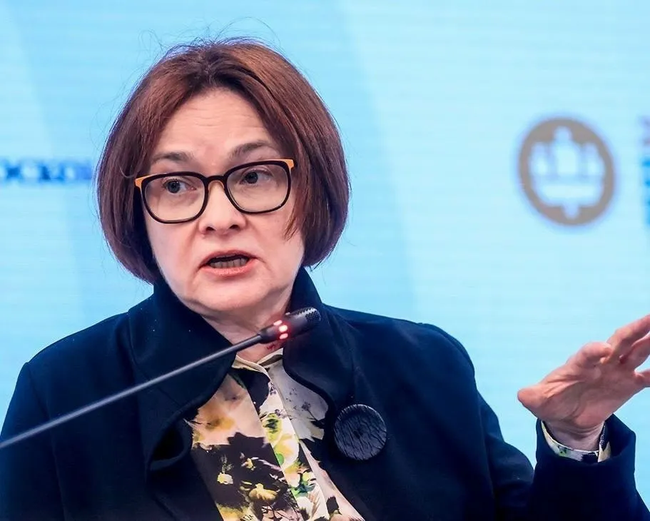Глава Банка России заявила что ключевым источником финансирования экономики стали внутренние сбережения граждан Ранее крупные экспортные компании в частности в нефтегазовом и металлургическом секторах активно привлекали средства на внешних рынках в том числе у инвесторов и банков из Европы и США чтобы расширять поставки Сейчас этот канал фактически закрыт По словам Набиуллиной доступ к мировым сбережениям для России существенно ограничен поэтому именно накопления населения сегодня играют решающую роль в поддержке экономики и инвестиционной активности