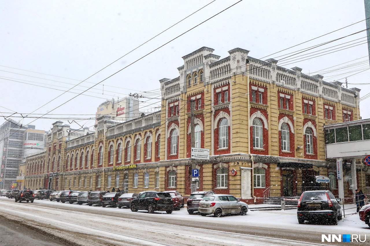 Олег Сорокин отбывающий срок в колонии продал имущественный комплекс бывшего завода Старт на улице Белинского Площадку приобрела группа инвесторов во главе с Олегом Головко бывшим партнером Сорокина по компании Столица Нижний пишет Ъ Приволжье По информации источников издания сумма сделки могла составить более 1 млрд рублей Территорию предприятия Сорокин с партнером выкупил еще в 2003 году Тогда же по соседству бизнесмен построил ТЦ Этажи На территории бывшего завода планируют реализовать проект КРТ На участке в границах улиц Белинского Ижорской и Невзоровых хотят построить жилье и коммерческие объекты Читать новости без интернета в МАХ