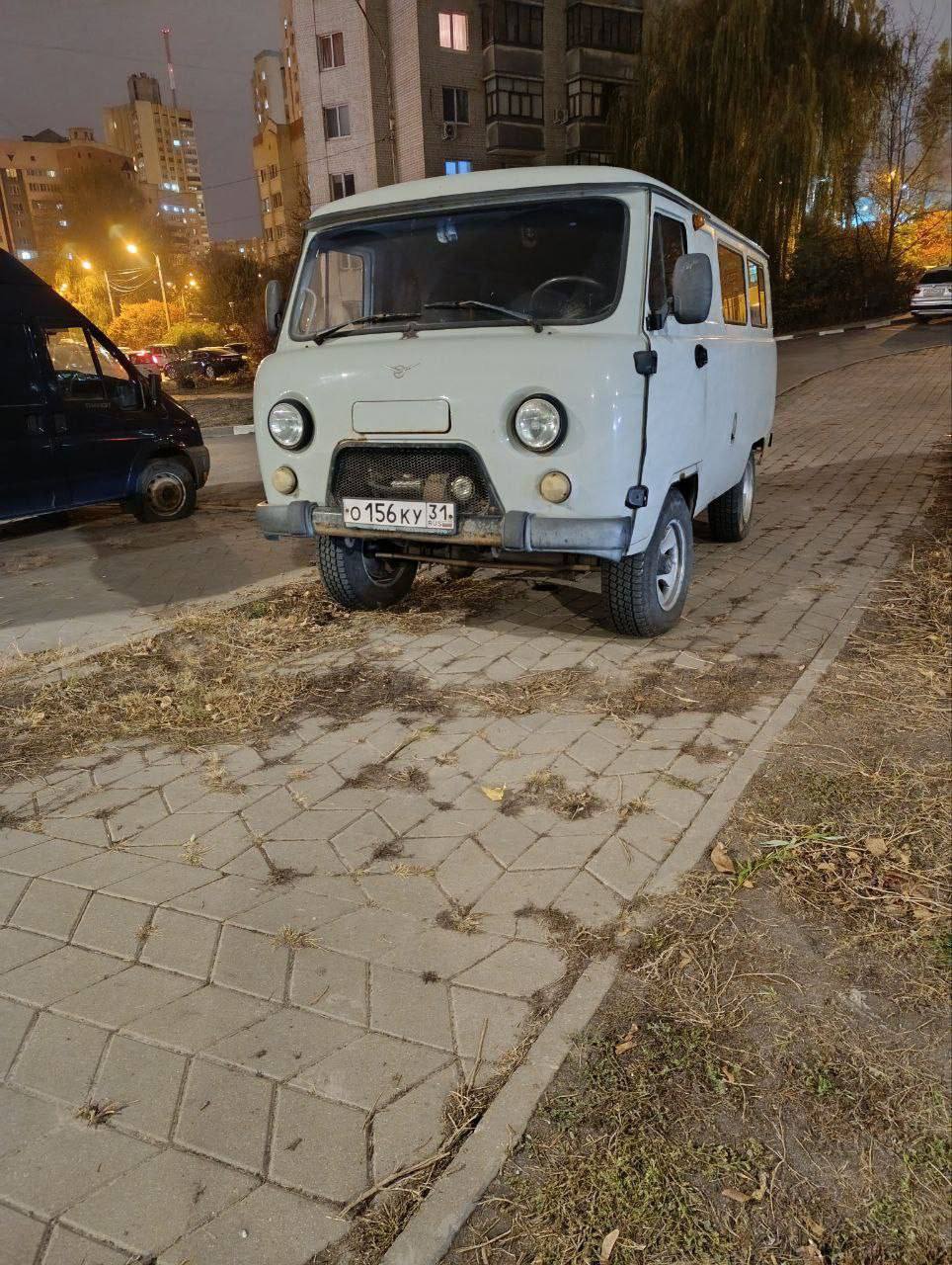 Белгородские автоинспекторы привлекли к ответственности водителя, который допустил стоянку т/с на тротуаре.   В ходе мониторинга сети Интернет сотрудники Госавтоинспекции выявили фотоматериал, на котором запечатлено нарушение ПДД водителем автомобиля «УАЗ 374195» на ул. Губкина.   В отношении 63-летнего мужчины составлен административный протокол.  Санкция статьи предусматривает штраф в размере 1000 рублей.    ЧП Белгородская область - подписаться