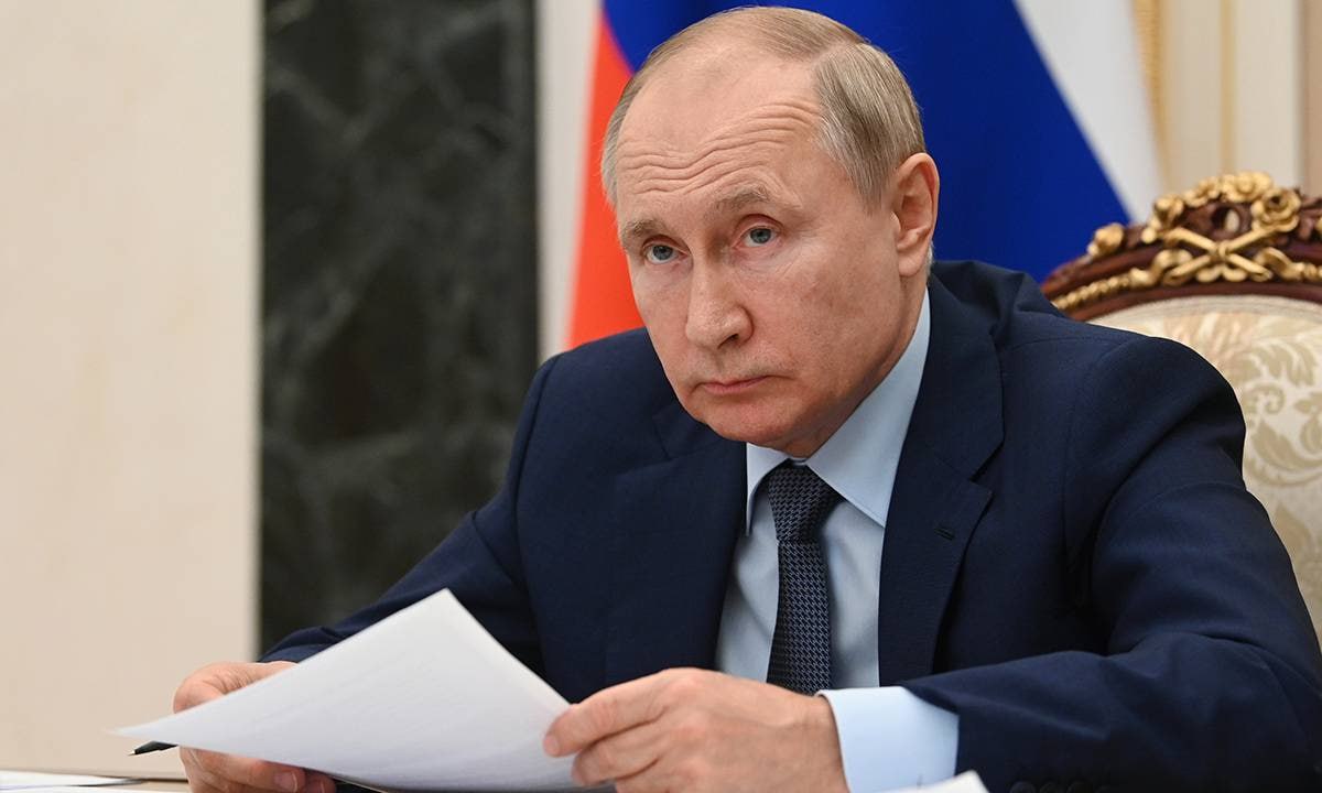 Путин поручил подготовить предложения по введению дополнительных ограничений на использование программного обеспечения из недружественных стран.  Президент России также призвал правительство сделать приоритетом закупку отечественного оборудования в рамках инвестиционных проектов.