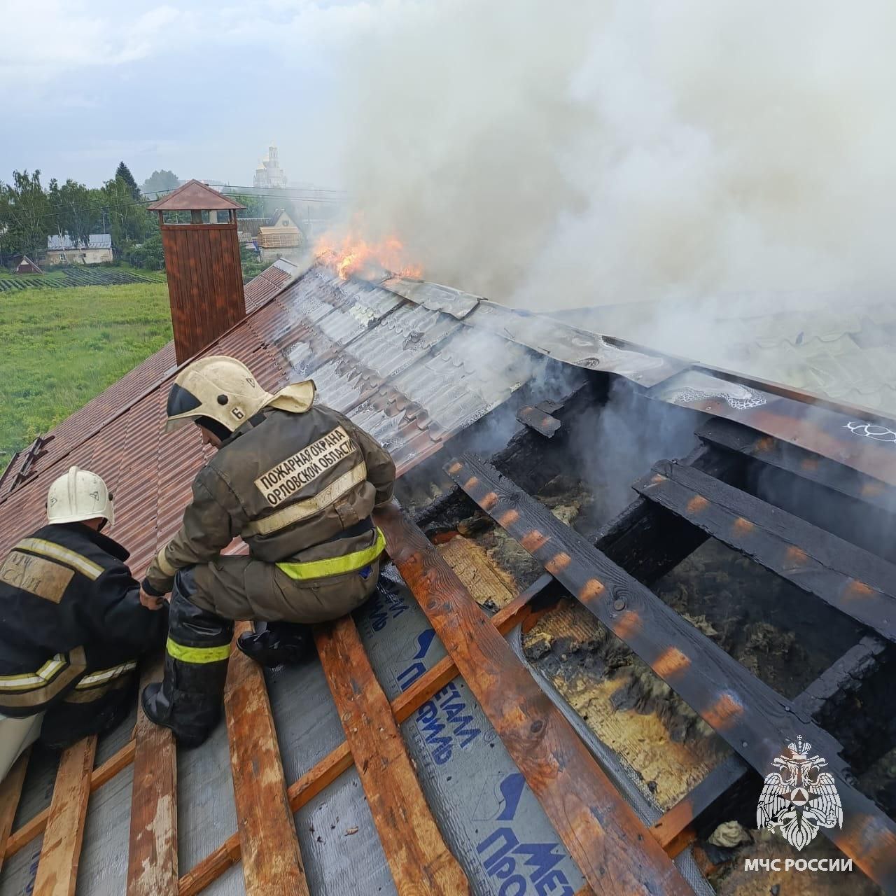 В Орловском округе потушили кровлю бани За прошедшие сутки орловские пожарно-спасательные подразделения выезжали 14 раз, из них 3 выезда на ликвидацию возгораний, 11 выездов на различные происшествия и помощь населению. Вчера в 16.23 пожарные выезжали в деревню Гать Орловского округа, по прибытию обнаружили горение кровли бани. Сотрудники МЧС России сформировали звено ГДЗС и приступили к тушению. В течение 2 минут пламя было локализовано, ещё через 2 минуты ликвидировано открытое горение. Пожарные не дали огню распространиться. В результате обгорела обрешётка кровли бани. На месте работало 7 сотрудников МЧС России и областной пожарной части на 3 единицах спецтехники. Пострадавших нет. Предполагаемая причина пожара - нарушение правил пожарной безопасности при эксплуатации дымохода.