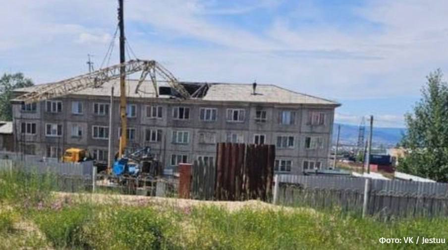 Подъемный кран проломил крышу четырехэтажки в Улан-Удэ. Предварительно, обошлось без пострадавших. Инцидент на контроле прокуратуры. Делитесь вашими новостями через бот обратной связи