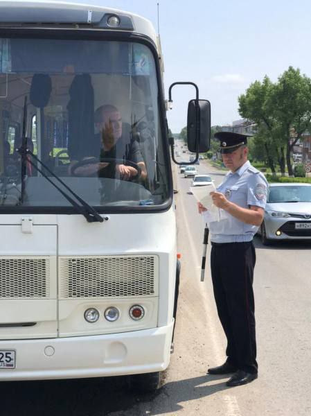 Рейд по автобусам в Приморье: техника хромает, водители нарушают ГИБДД Приморского края проверила 254 автобуса за один рейд — и почти каждый шестой оказался с нарушениями. Без техосмотра, без тахографов, стоянка на «зебре» и игнор знаков — вот неполный список проблем. В итоге — 43 водителя, 1 должностное и 2 юрлица получили штрафы. »..... ПОДПИСАТЬСЯ. ДПС ВЛАДИВОСТОКА