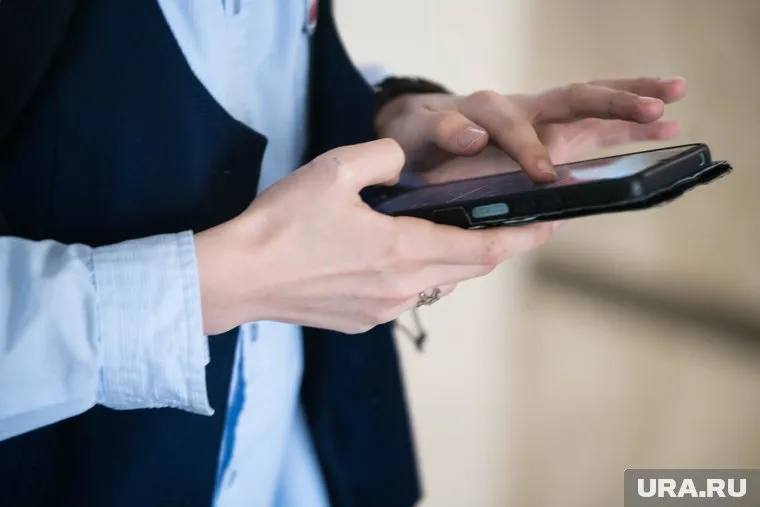 Для курганской молодёжи запустили ИИ ассистента психологической поддержки С цифровым помощником можно обсудить тревоги и сомнения задать вопросы про эмоции и получить практичные советы без записи ожидания и давления Ассистент выстраивает диалог задаёт уточняющие вопросы помогает сформулировать суть проблемы и предлагает конкретный шаг для её решения Проект запустила цифровая экосистема МТС Сервис носит поддерживающий характер и не заменяет профессиональную помощь на чувствительные темы ИИ не отвечает и советует обратиться к специалисту Историю диалога можно в любой момент очистить и начать общение заново Подписаться Прислать новость Дать буст Мы в MAX