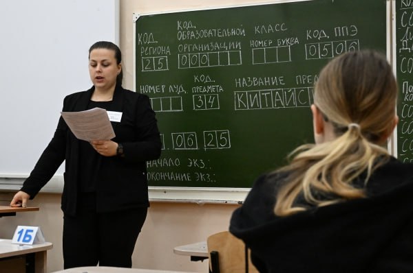SuperJob: 56% опрошенных выступили за сдачу ЕГЭ учителями  Педагоги, которые работают в старших классах, должны периодически сдавать экзамен по своим предметам и публиковать результаты, считают респонденты. По их мнению, это покажет квалификацию преподавателей, и «будет честно по отношению к детям».  Против выступил каждый пятый опрошенный, многие из которых посчитали, что ЕГЭ надо отменить. Ещё столько же участников исследования затруднились с ответом. Результаты есть в распоряжении радиостанции «Говорит Москва». Чем выше зарплата опрошенных, тем чаще они одобряли идею с экзаменом для учителей.