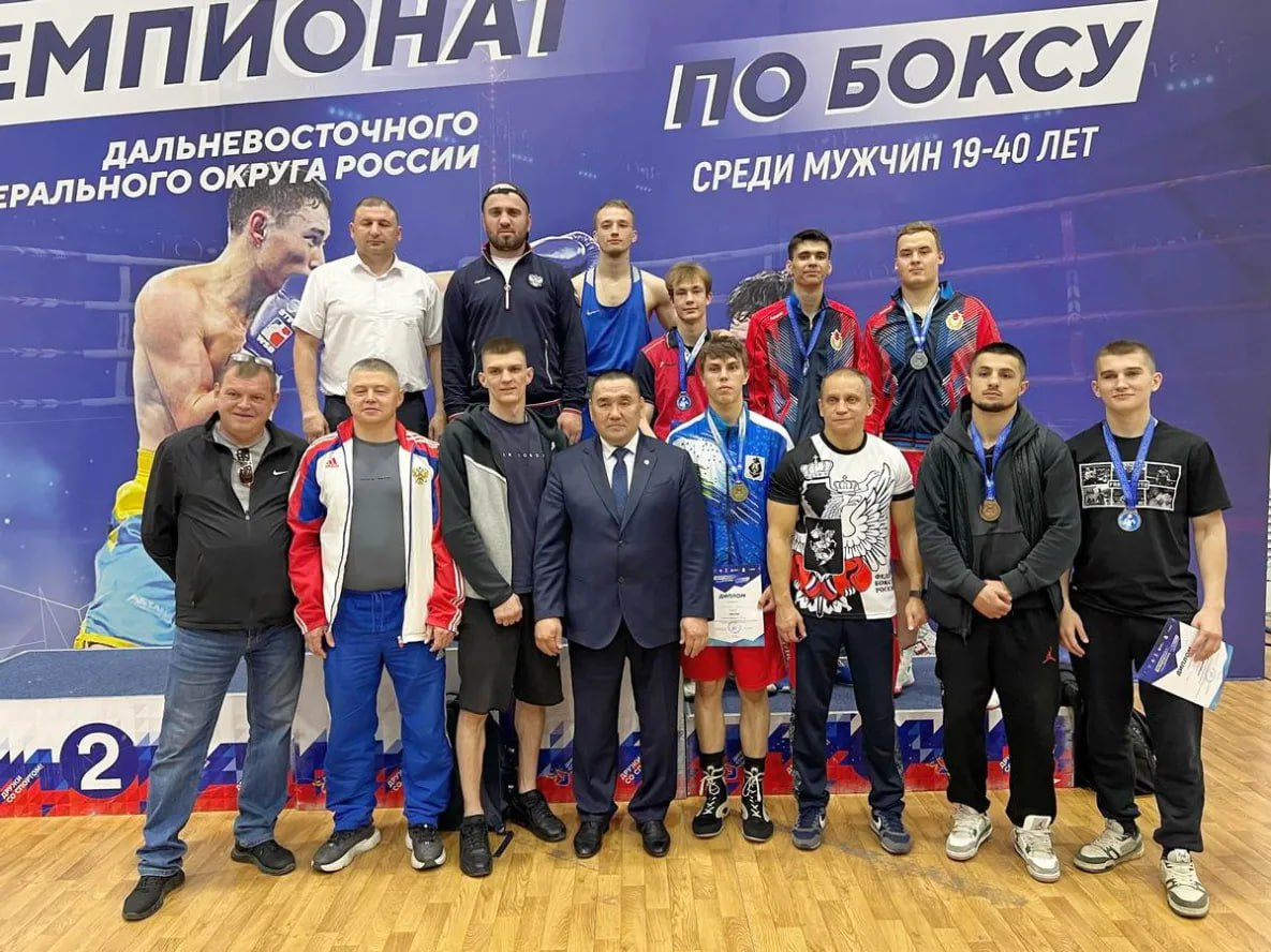 ⏺ Боксёры из Хабаровского края победили в чемпионате ДФО В Улан-Удэ завершился чемпионат Дальневосточного федерального округа по боксу среди мужчин в возрастной категории 19 – 40 лет. Участие приняли спортсмены из девяти регионов округа. Боксеры из Хабаровского края по итогам соревнований завоевали восемь медалей. Победителями стали Иван Ступин, Пётр Сеничкин и Кирилл Кирилюк. Серебряными призерами – Дмитрий Коломоец, Святослав Коломбет и Иван Коскин. «Бронза» у Фарида Садыгова и Александра Азина. Чемпионат ДФО был отборочным, его победители выступят на чемпионате России, который пройдет в Екатеринбурге с 13 по 24 августа.