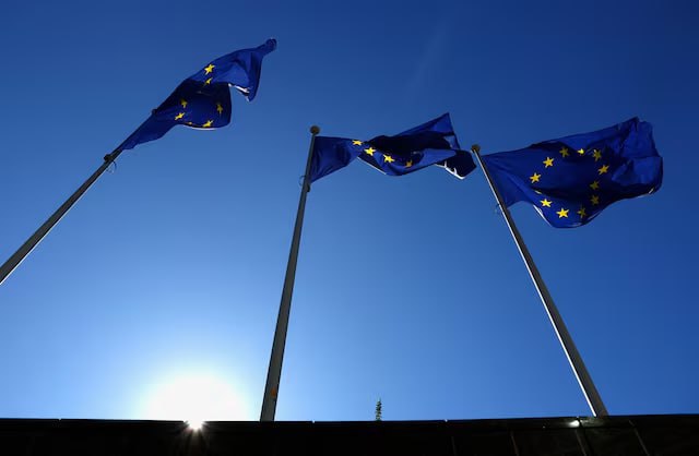 Евросоюз намерен сократить объёмы импорта украинской пшеницы и сахара на 80% в рамках решения внутренних проблем аграрного сектора, сообщает Reuters. Эти ограничения включены в предварительное торговое соглашение, достигнутое между ЕС и Украиной в конце июня. Документ охватывает около 40 товарных позиций и должен быть утверждён большинством стран-членов союза. По данным агентства, такое решение может подтолкнуть украинских аграриев к поиску новых рынков сбыта в Азии и Африке.