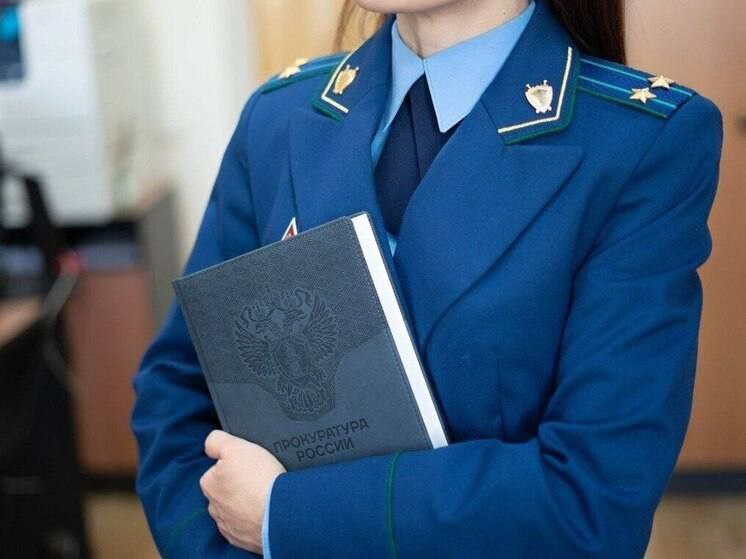 Прокуратура Арсеньева помогла санитарке больницы получить компенсацию за травму на рабочем месте В феврале женщина поскользнулась на неубранной наледи во дворе медучреждения и сломала плечо Прокуратура подала иск о взыскании морального вреда с больницы которая не обеспечила безопасные условия Суд удовлетворил требования полностью с учреждения взыскали 70 тысяч рублей в пользу пострадавшей Деньги уже выплачены Главврачу внесли представление об устранении нарушений включая халатную уборку территории в зимний период Очередной случай когда работодатель решил сэкономить на безопасности а в итоге заплатил по иску Подпишись на ПРИМОРЬЕ LIVE