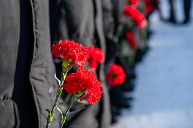 Около 100 мероприятий посвященных Дню Неизвестного солдата и Дню Героев Отечества пройдут в Магадане с 1 по 12 декабря Магадан готовится встретить сразу две памятные даты которые пройдут в декабре Уже на этой неделе 3 декабря День Неизвестного Солдата Эта дата учреждена в память о российских и советских воинах погибших во время боевых действиях на территории страны или за её пределами В этот день горожан приглашают на бесплатный показ ленты Воздух 16 в кинотеатр Горняк vmagadanpress com около 100 мероприятий посвященных дню н