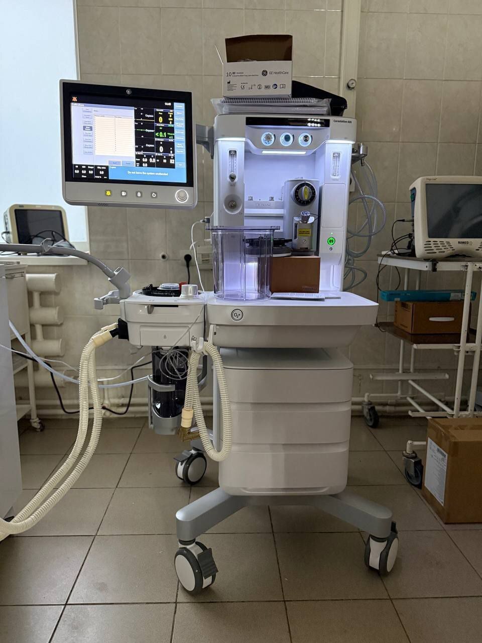 В Тульской городской клинической больнице скорой медицинской помощи им Д Я Ваныкина появились два современных наркозных аппарата Их преимущества компактность мобильность расширенный функционал включая встроенные мониторы Новое оборудование повышает точность и безопасность во время операций Аппараты уже установлены в операционной травмцентра а врачи анестезиологи реаниматологи прошли обучение по их применению Прислать новость задать вопрос Подпишись на Telegram MAX