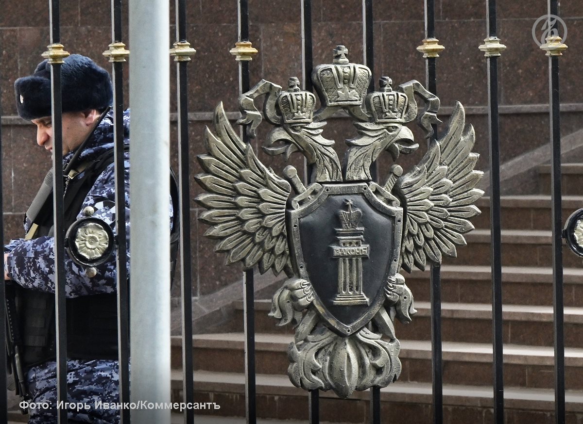 Генпрокуратура обратилась в суд с иском об изъятии в доход государства холдинга КИМП в который входят предприятия из разных регионов производящие подшипники для нужд вооруженных сил Конечными бенефициарами ГК КИМП являются по данным Генпрокуратуры российские граждане Дмитрий Гордица и Алексей Кулешов По данным надзора и ФСБ акционеры компании и связанные с ними лица приняли меры для необоснованного завышения предприятиями стоимости продукции в несколько раз что привело к их обогащению и причинению ущерба оборонному комплексу страны В условиях вооруженного конфликта с Украиной и коллективным Западом они посвятили себя наживе предав жизненные интересы общества и своего государства подчеркивает в иске надзор Ъузнал