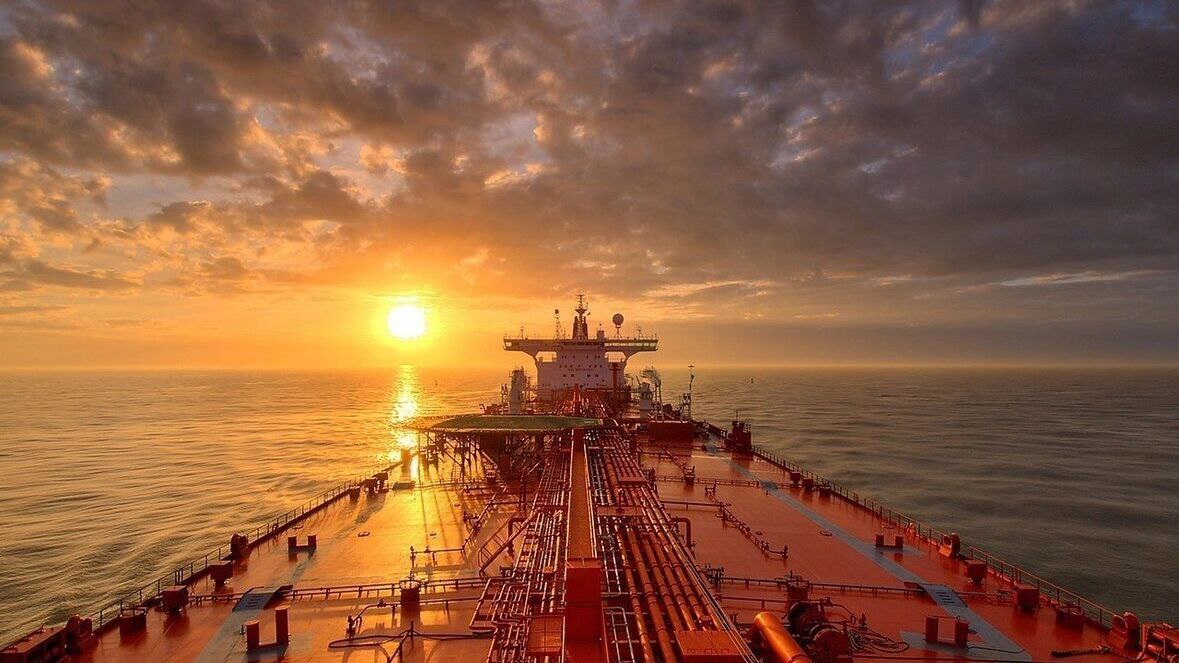 В январе–мае поставки нефти из РФ в КНР упали до 40,76 млн тонн РФ уменьшила экспорт нефти в КНР в первые пять месяцев текущего года на 12,7% по сравнению с этим же периодом 2024 года, до 40,763 млн т, показывает статистика таможни Китая. Цена этих поставок — $21 млрд, что на 25% меньше уровня 2024 года. При этом в мае поставки в месячном выражении выросли на 4%, до 8,38 млн т. Их стоимость составила $3,88 млрд. Нефть отвечает за 40% стоимости всего российского экспорта в КНР. При этом в прошлом году Пекин увеличил импорт черного золота из России на 1,3%, до 108,47 млн т. Москва сохраняет за собой лидерство по объему поставок нефти на китайский рынок.