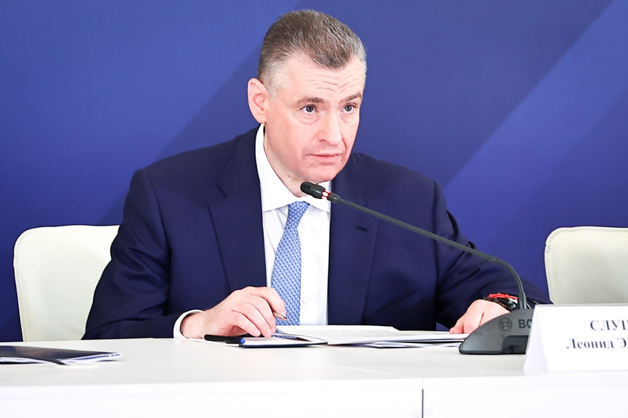 Дмитрий Чернышенко предложил издать юбилейное собрание трудов Владимира Жириновского В Государственной Думе состоялось второе заседание оргкомитета по подготовке и проведению празднования 80-летия со дня рождения основателя ЛДПР Владимира Жириновского. Председатель Госдумы Вячеслав Володин подчеркнул важность увековечения памяти Владимира Жириновского и рассказал, что уже сделано в рамках памятных мероприятий. Он напомнил, что Правительство учредило стипендии имени В.В.Жириновского, которые с 1 сентября 2025 года будут выплачиваться наиболее одаренным студентам, достигшим высоких результатов в любимой Владимиром Вольфовичем сфере – в востоковедении. Вице-премьер Дмитрий Чернышенко выступил с инициативой издать юбилейное собрание трудов Владимира Жириновского: «Учитывая то, что Владимир Вольфович оставил значительное научное, литературное, публицистическое наследие, и, если Вячеслав Викторович Володин поддержит, предлагаю рассмотреть возможность создать на площадке Государственной Думы комиссию, в состав которой могли бы войти ученые, историки и социологи из ведущих университетов страны, таких как МГУ, РГГУ, СПбГУ. Она бы проанализировала имеющееся наследие, предложила структуру издания и провела отбор произведений и документации, чтобы издать собрание его трудов». Дмитрий Чернышенко поблагодарил всех членов Правительства, а также Вячеслава Володина за активное участие в подготовке юбилея, и добавил, что вся работа находится на контроле у Председателя Правительства Михаила Мишустина.