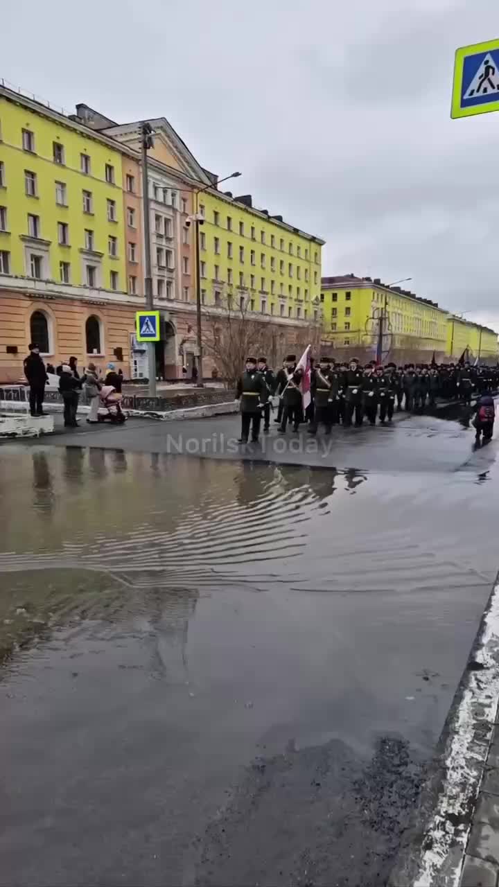 Парад 9 мая в Норильске: участники преодолевают лужи из-за таяния снега