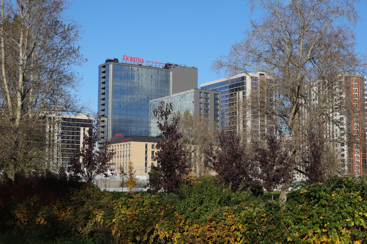 В Петербурге отель с апартаментами Domina Пулково выставили на торги за 6 2 млрд руб Гостиничный комплекс Domina Пулково с апартаментами на Пулковском шоссе в Санкт Петербурге выставили на торги по начальной цене 6 2 млрд руб Аукцион пройдет 23 декабря сообщили в пресс службе Российского аукционного дома РАД  В лот входят 100 долей собственника гостиницы Domina Пулково категории пять звезд на 253 номера ООО Пулково скай а также 100 долей управляющей компании Статус которая обслуживает гостиницу и апартаменты категории четыре звезды на 470 юнитов Кроме того в состав лота включены 83 нежилых помещения относящиеся к гостиничному комплексу  Здание представляет собой 70 метровый 22 этажный небоскреб Его общая площадь составляет 43 750 8 кв м из которых отель занимает 17 664 кв м а апартаменты 12 379 кв м В подземном этаже расположен отапливаемый паркинг Комплекс принял первых гостей в 2024 г catalog lot online ru Подпишитесь на Ведомости Северо Запад