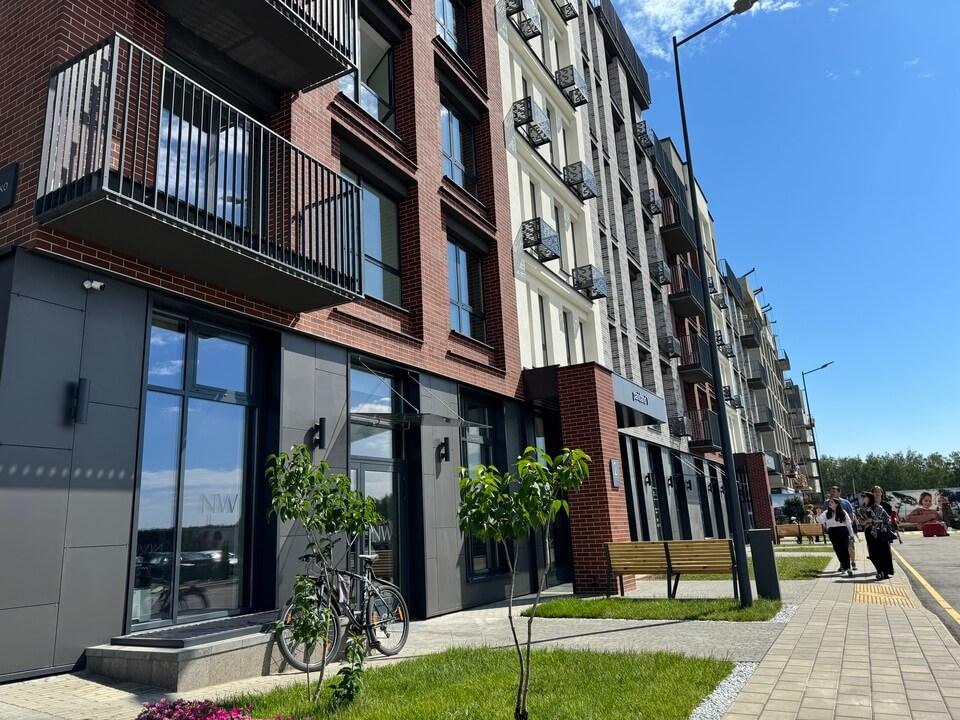 Первую школу в "Северном береге" откроют в 2026 году Минский жилкомплекс "Северный берег" обзаведется первым детским садом к 1 сентября 2025 года, сообщил журналистам заместитель председателя комитета по образованию Минского горисполкома Глеб Лавринович, передает корреспондент Sputnik. Сейчас в "Северном береге", который возводит инвестор из ОАЭ, территории активно застраиваются жилыми домами. В ближайшее время здесь появится первый объект социальной инфраструктуры – детский сад. "Первого сентября у нас планируется открытие детского сада в "Северном береге", который будет передан в коммунальную собственность Минска от инвестора. Он сможет принять 280 дошколят", – сказал Лавринович на пресс-конференции. #Разговоры_на_кухне